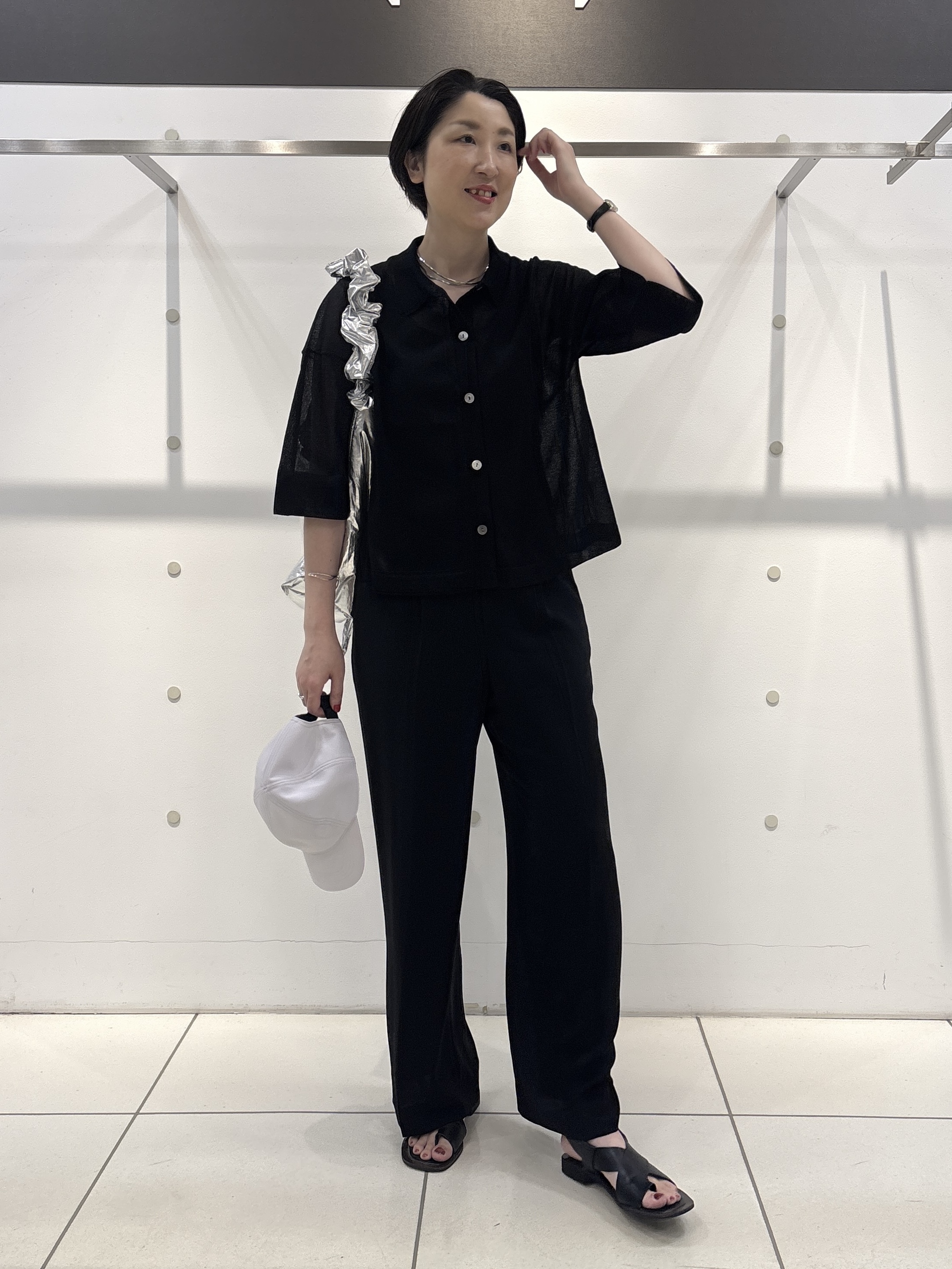 yuriさんの「INDIVI｜【洗える／シアー】衿付きシャツライクニットカーディガン」を使ったコーディネート