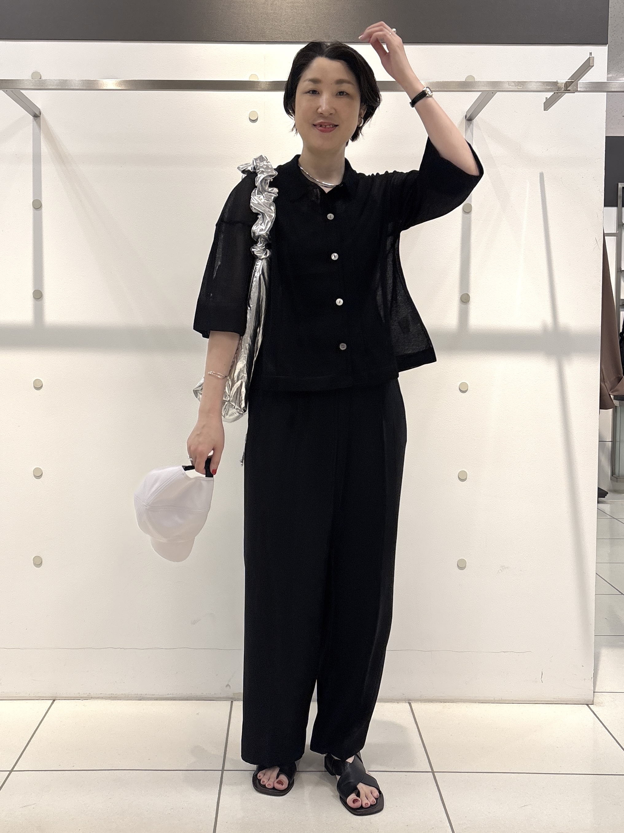 yuriさんの「INDIVI｜【洗える／シアー】衿付きシャツライクニットカーディガン」を使ったコーディネート