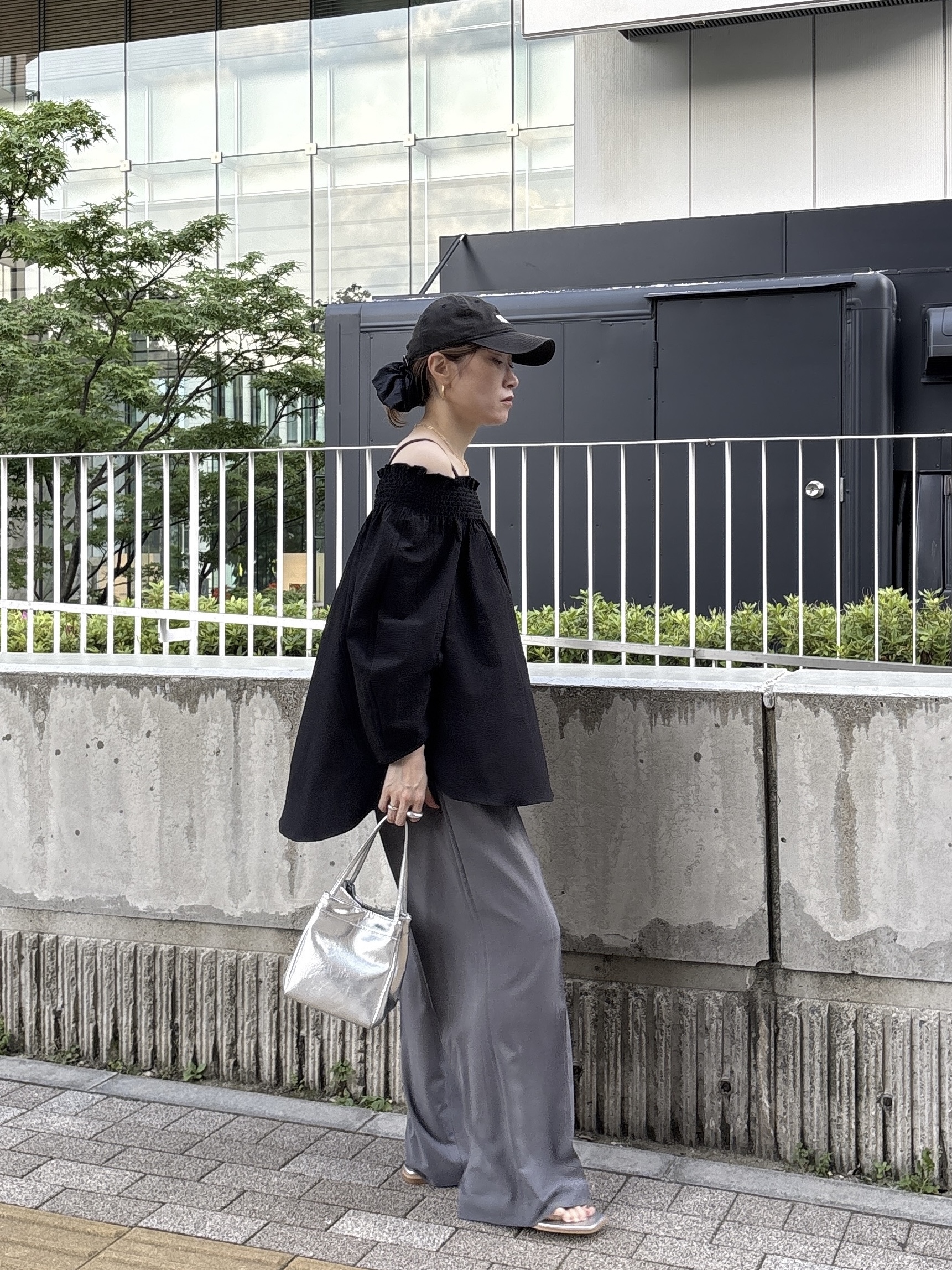 kotakiさんの「INDIVI｜サッカーオフショルブラウス【再入荷／2WAY】」を使ったコーディネート
