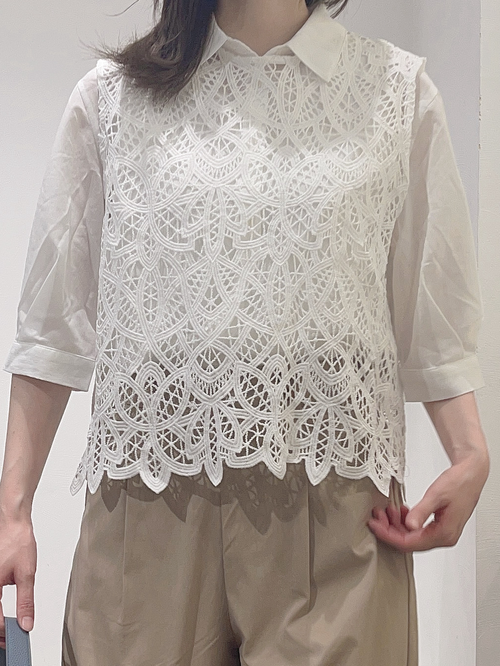 HITOMIさんの「grove｜【2点SET・二の腕カバー】レースベスト&times;シアーブラウスSET」を使ったコーディネート