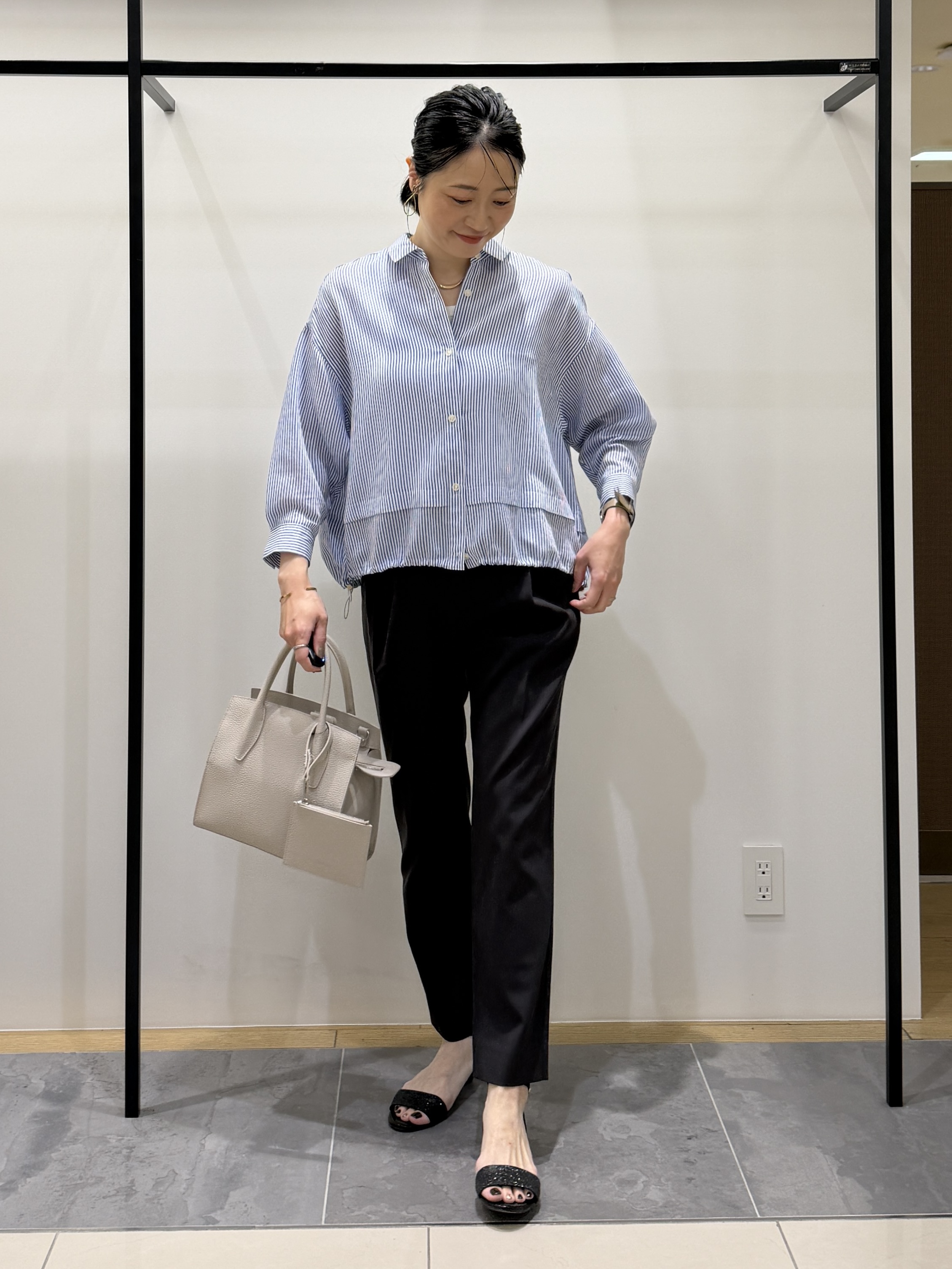 shihoさんの「INDIVI｜【接触冷感／洗える／2WAY】ドロスト付 シアーシャンブレーシャツ」を使ったコーディネート