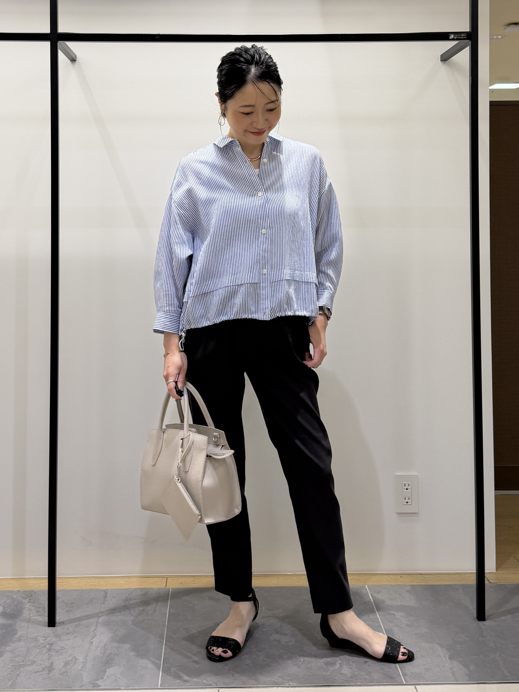 shihoさんの「INDIVI｜【接触冷感／洗える／2WAY】ドロスト付 シアーシャンブレーシャツ」を使ったコーディネート