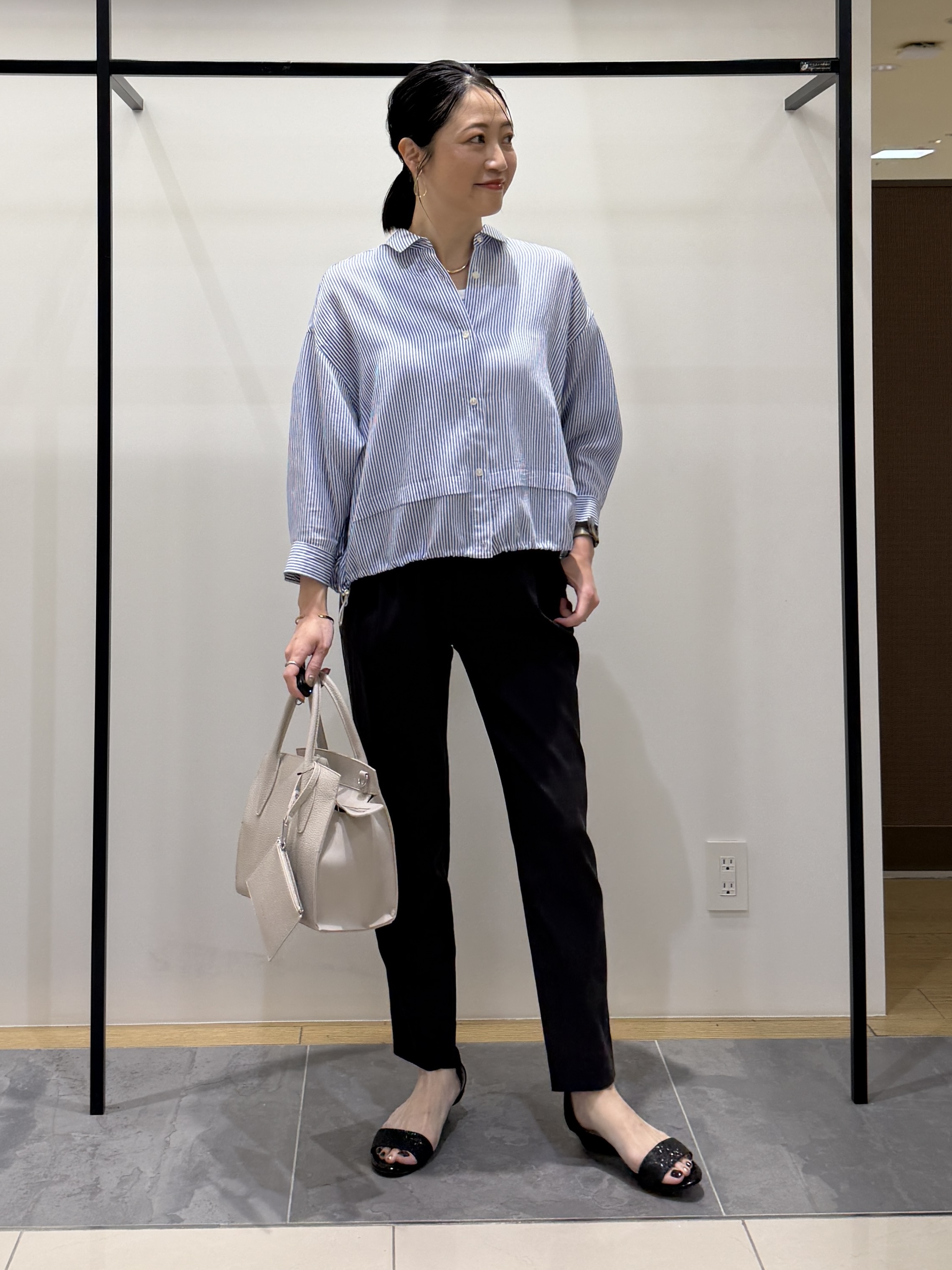 shihoさんの「INDIVI｜【接触冷感／洗える／2WAY】ドロスト付 シアーシャンブレーシャツ」を使ったコーディネート
