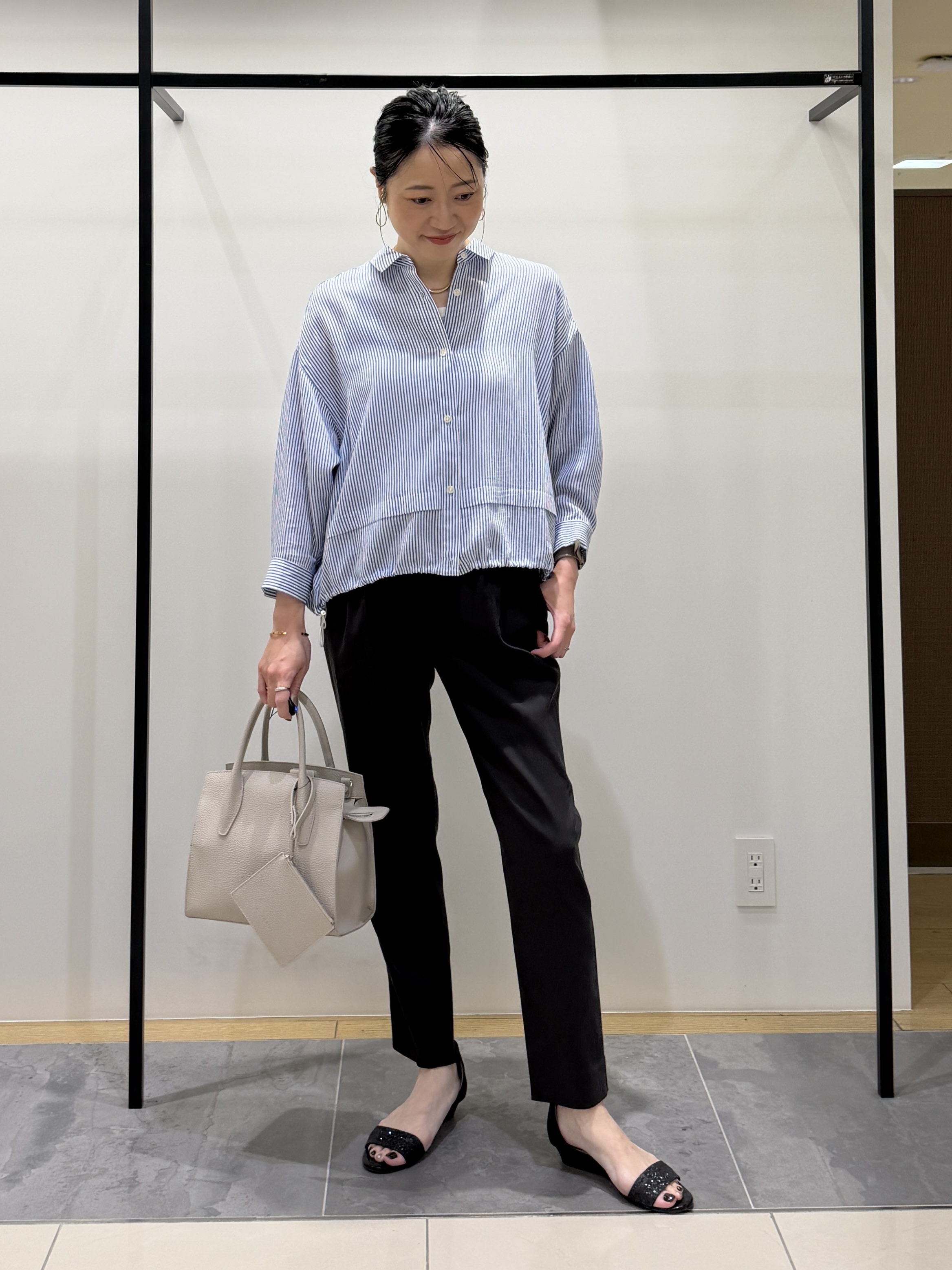 shihoさんの「INDIVI｜【接触冷感／洗える／2WAY】ドロスト付 シアーシャンブレーシャツ」を使ったコーディネート