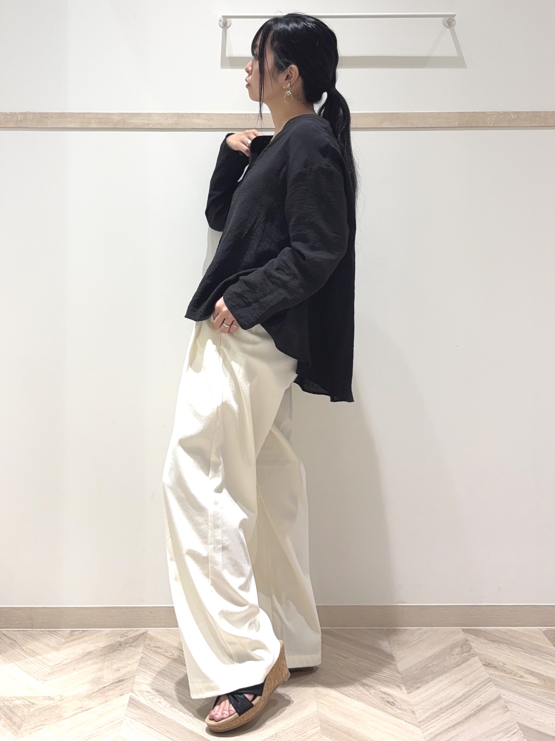 nanaさんの「SHOO･LA･RUE｜【洗濯機可/S-LL/体型カバー】オンオフ使える 大人のツータックワイドパンツ」を使ったコーディネート