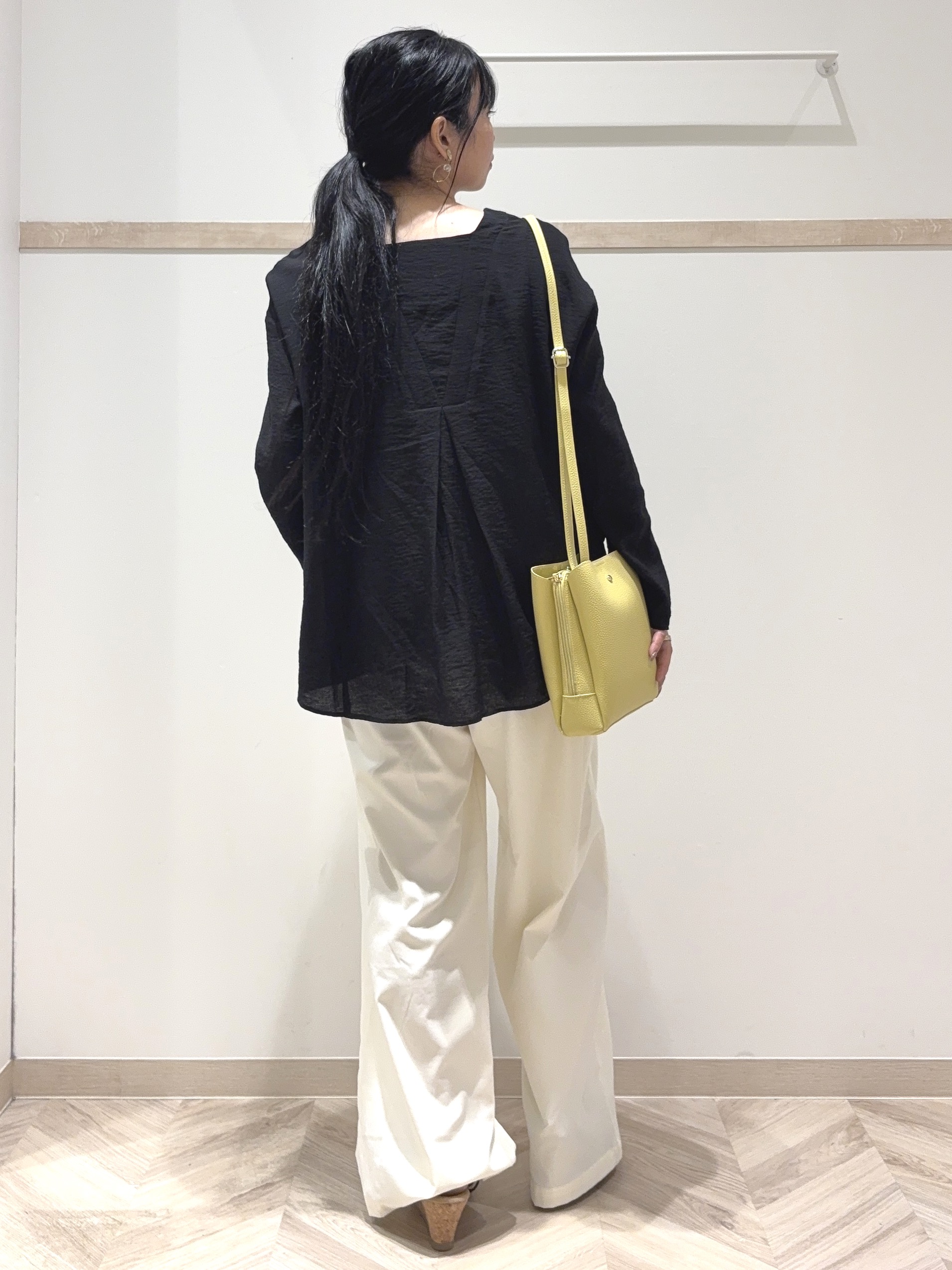 nanaさんの「SHOO･LA･RUE｜【洗濯機可/S-LL/体型カバー】オンオフ使える 大人のツータックワイドパンツ」を使ったコーディネート
