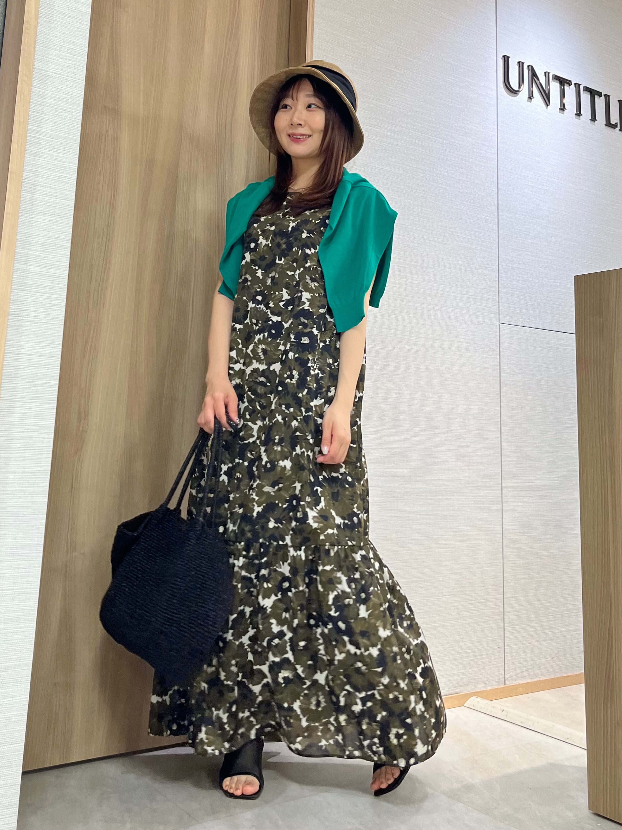 KAHOさんの「UNTITLED｜【花柄/着映え】フラワープリントワンピース」を使ったコーディネート