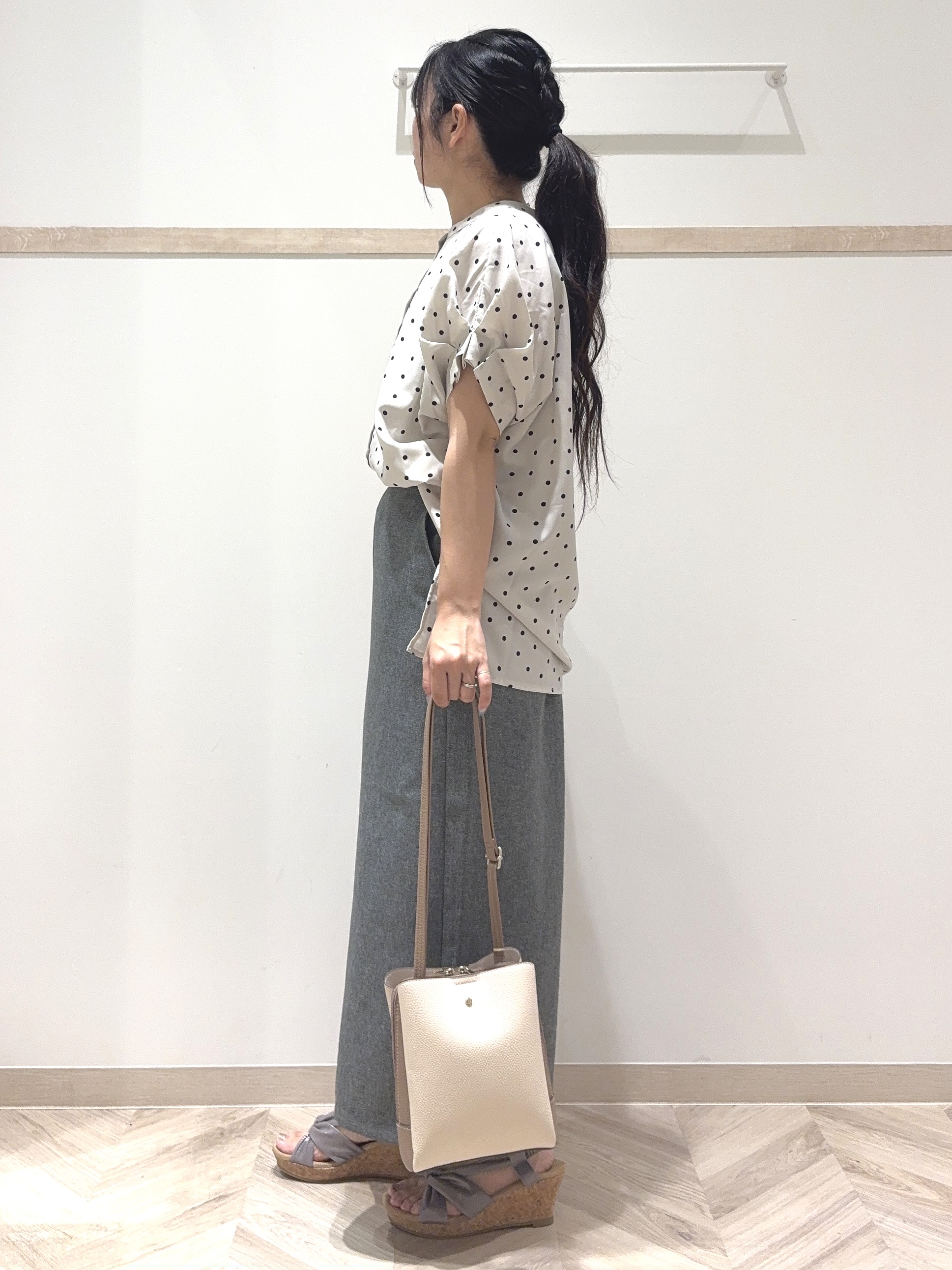 nanaさんの「SHOO･LA･RUE｜【洗濯機可／洗濯後しわになりにくい】大人の甘さをプラスする ドット柄袖タックブラウス」を使ったコーディネート