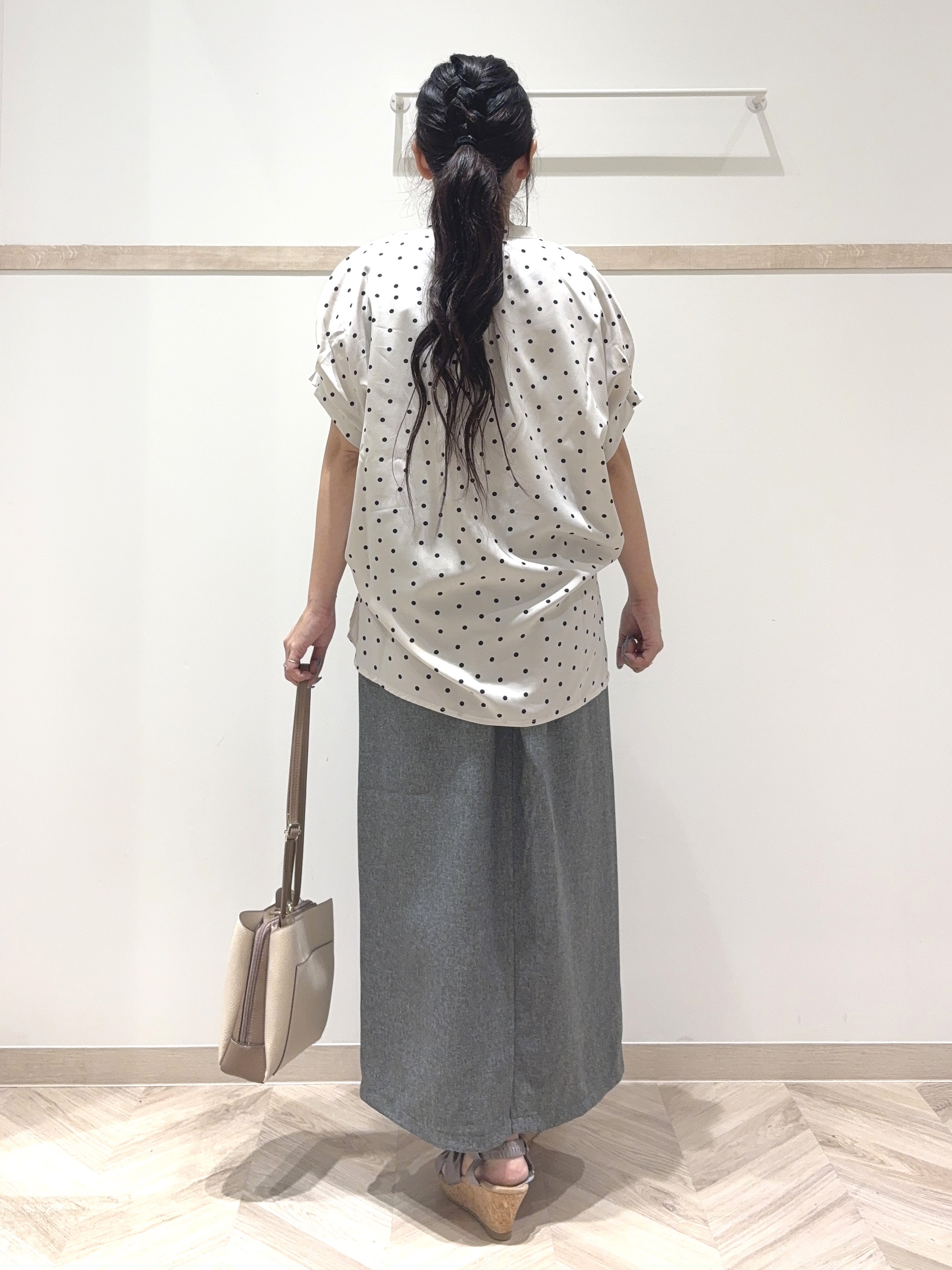 nanaさんの「SHOO･LA･RUE｜【洗濯機可／洗濯後しわになりにくい】大人の甘さをプラスする ドット柄袖タックブラウス」を使ったコーディネート