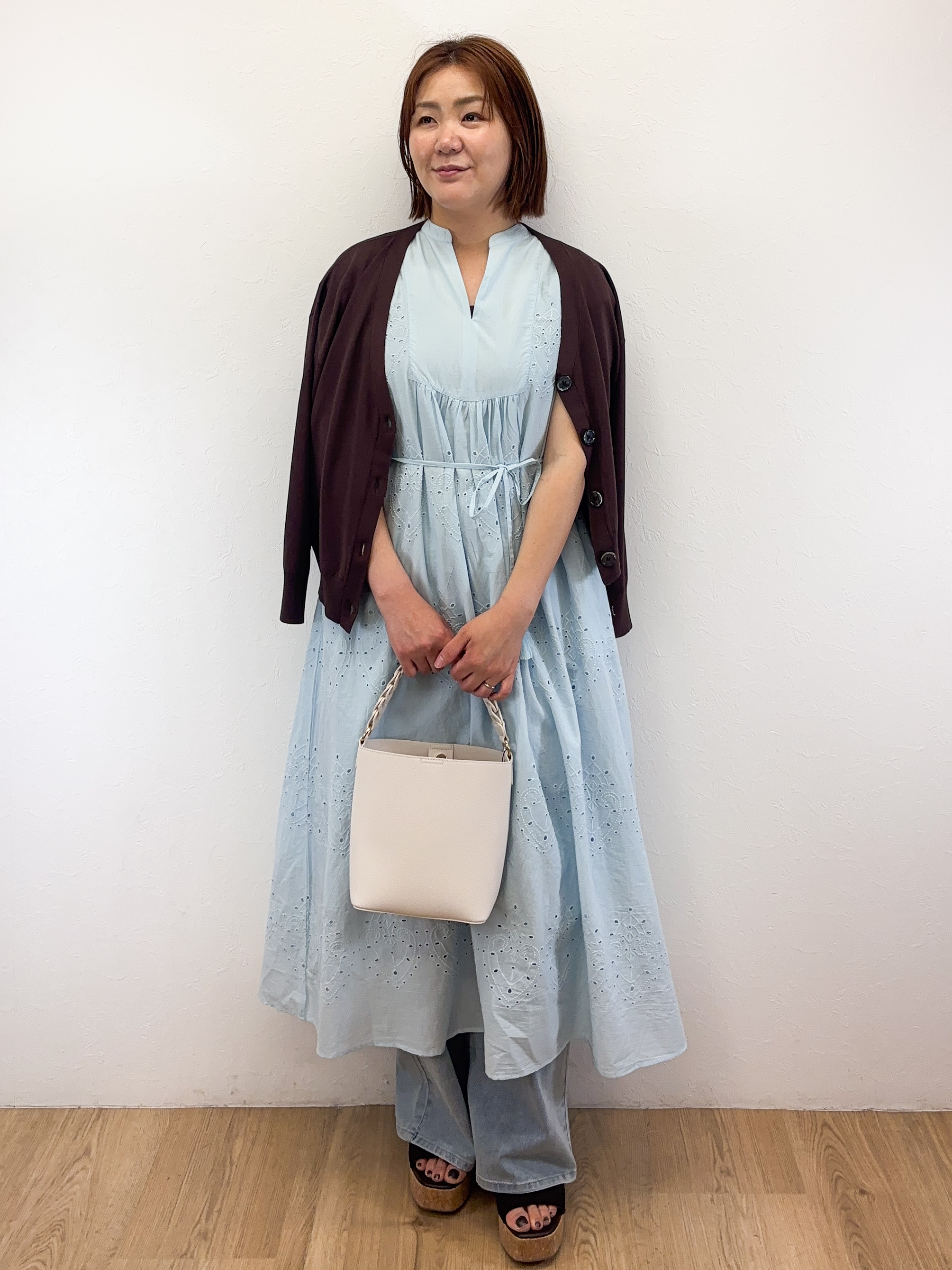 Takeさんの「OPAQUE.CLIP｜アイレットレース刺繍ワンピース【洗える】」を使ったコーディネート