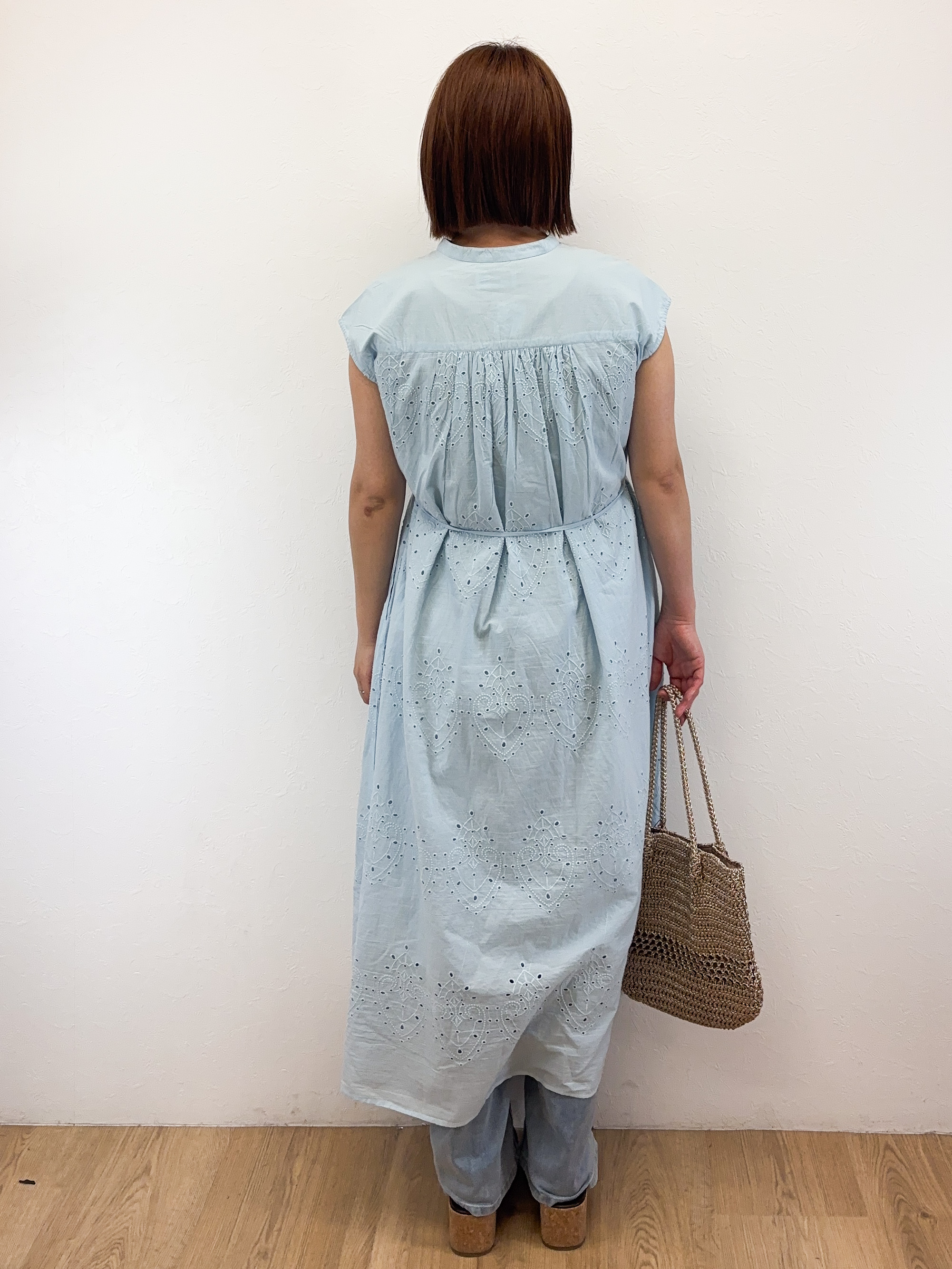 Takeさんの「OPAQUE.CLIP｜アイレットレース刺繍ワンピース【洗える】」を使ったコーディネート