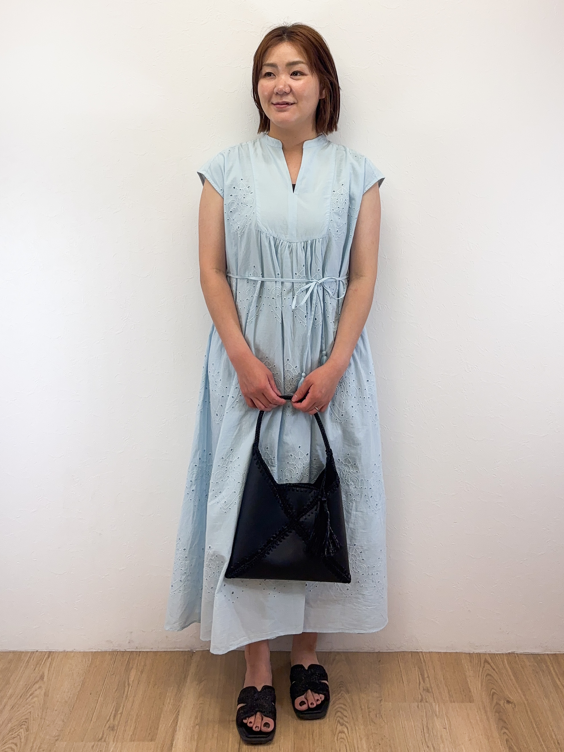 Takeさんの「OPAQUE.CLIP｜アイレットレース刺繍ワンピース【洗える】」を使ったコーディネート