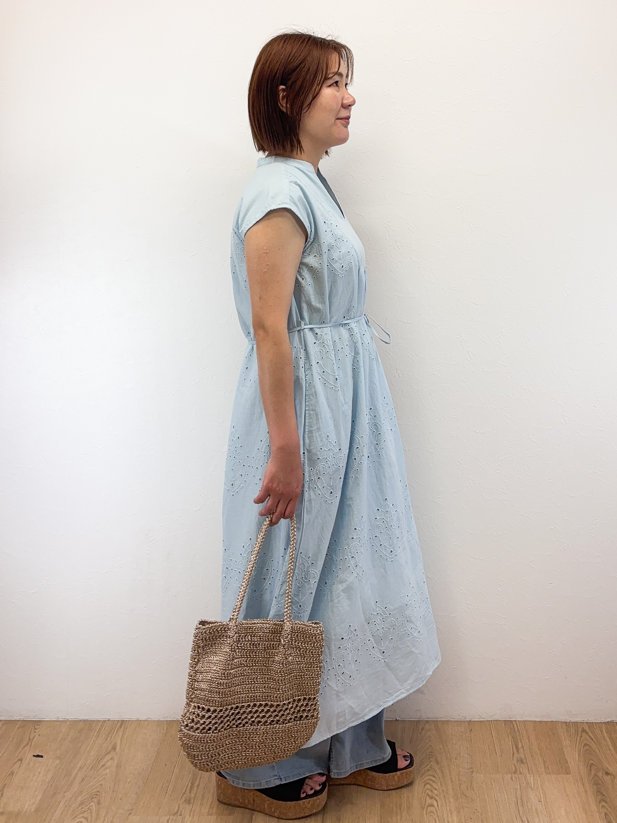 Takeさんの「OPAQUE.CLIP｜アイレットレース刺繍ワンピース【洗える】」を使ったコーディネート