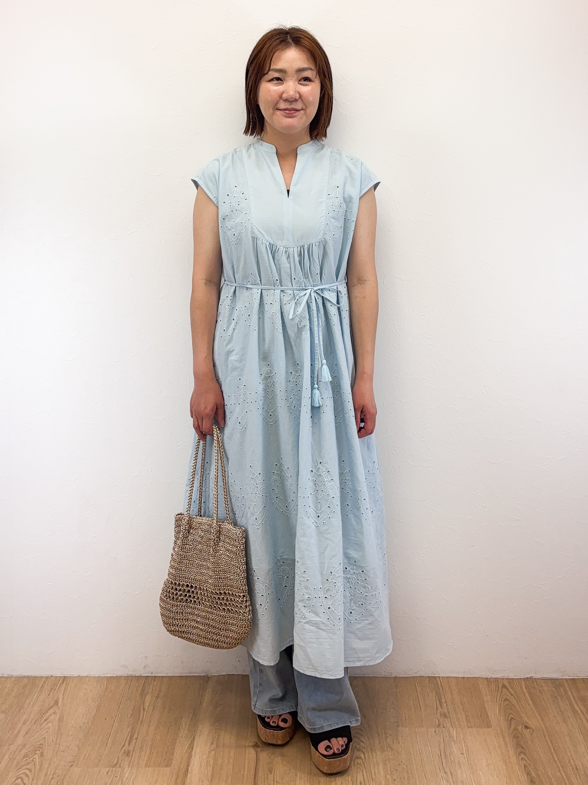 Takeさんの「OPAQUE.CLIP｜アイレットレース刺繍ワンピース【洗える】」を使ったコーディネート