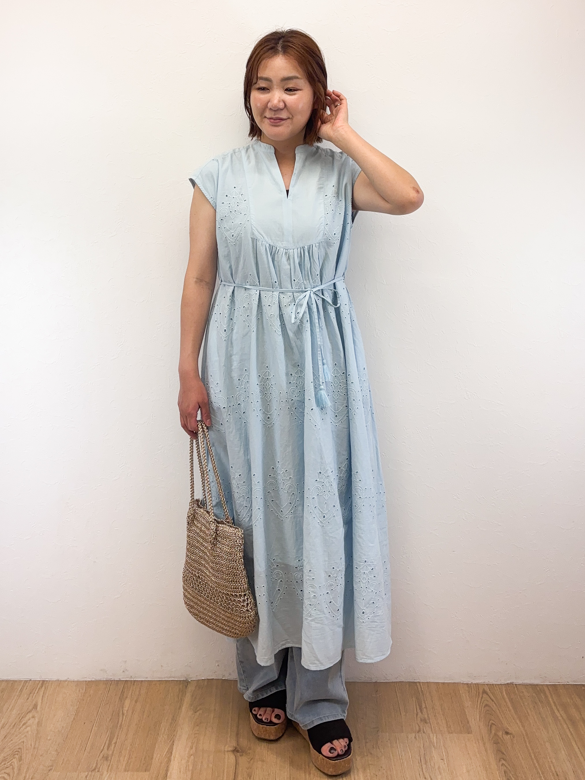 Takeさんの「OPAQUE.CLIP｜アイレットレース刺繍ワンピース【洗える】」を使ったコーディネート