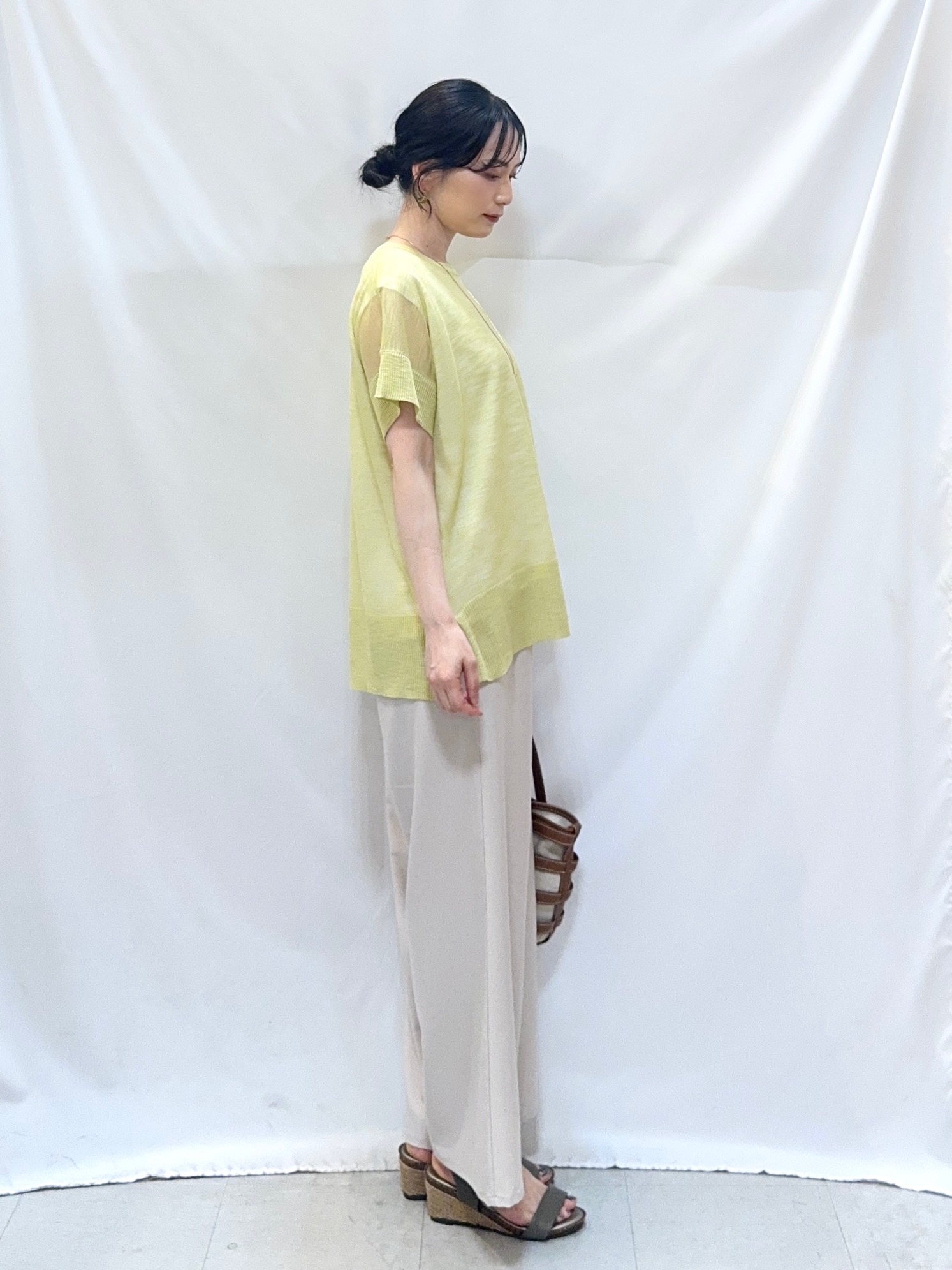 𝐇𝐢𝐫𝐨𝐦𝐢さんの「SHOO･LA･RUE｜【2点セット/S-LL/体型カバー】さらりと涼し気 シアーニット+タンクトップ」を使ったコーディネート