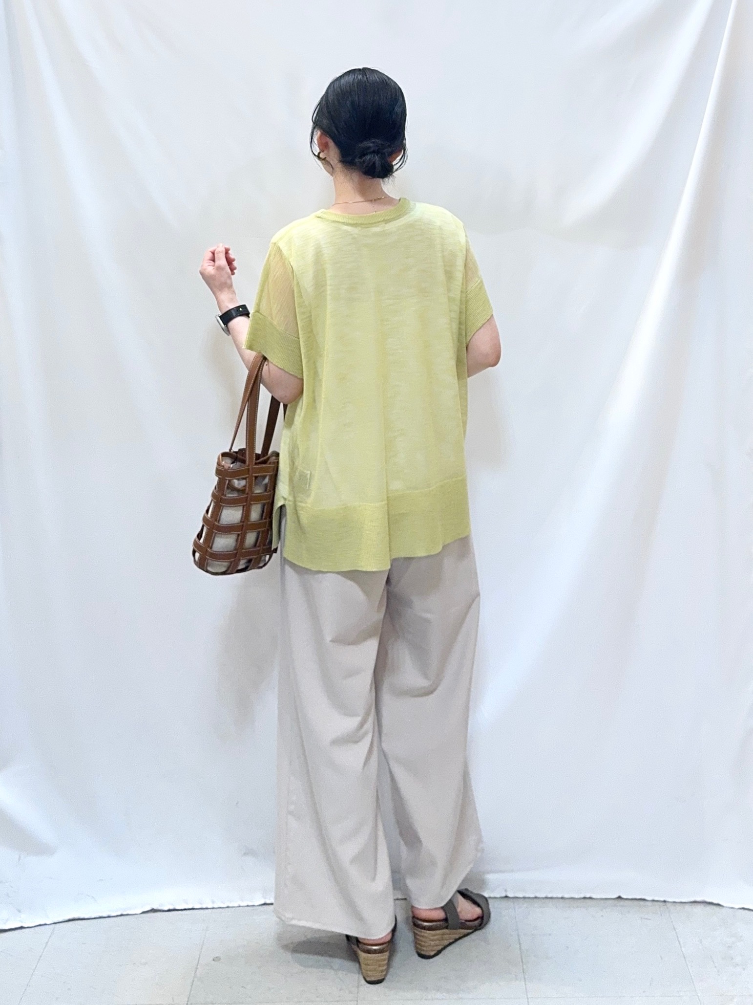 𝐇𝐢𝐫𝐨𝐦𝐢さんの「SHOO･LA･RUE｜【2点セット/S-LL/体型カバー】さらりと涼し気 シアーニット+タンクトップ」を使ったコーディネート
