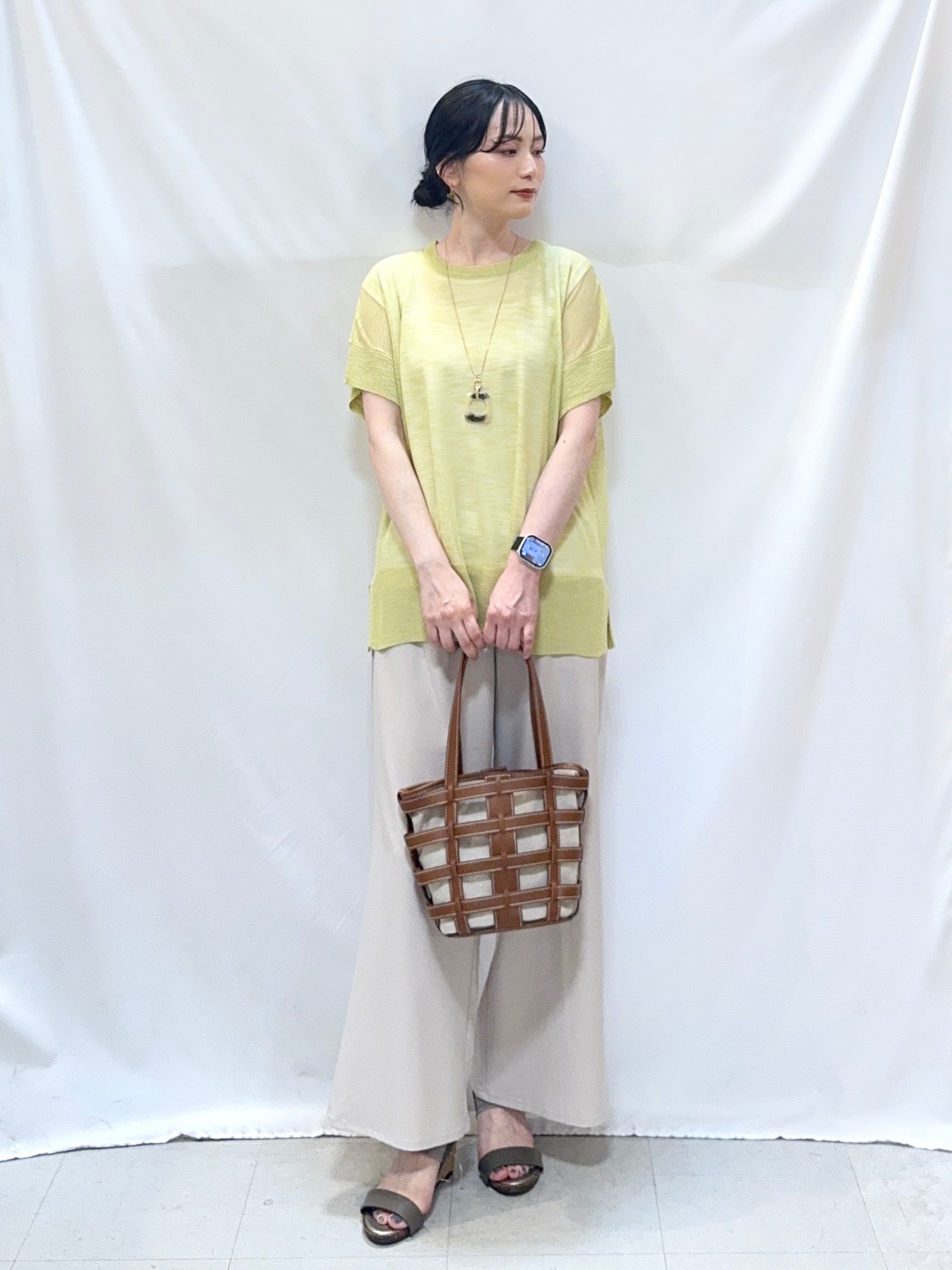 𝐇𝐢𝐫𝐨𝐦𝐢さんの「SHOO･LA･RUE｜【2点セット/S-LL/体型カバー】さらりと涼し気 シアーニット+タンクトップ」を使ったコーディネート