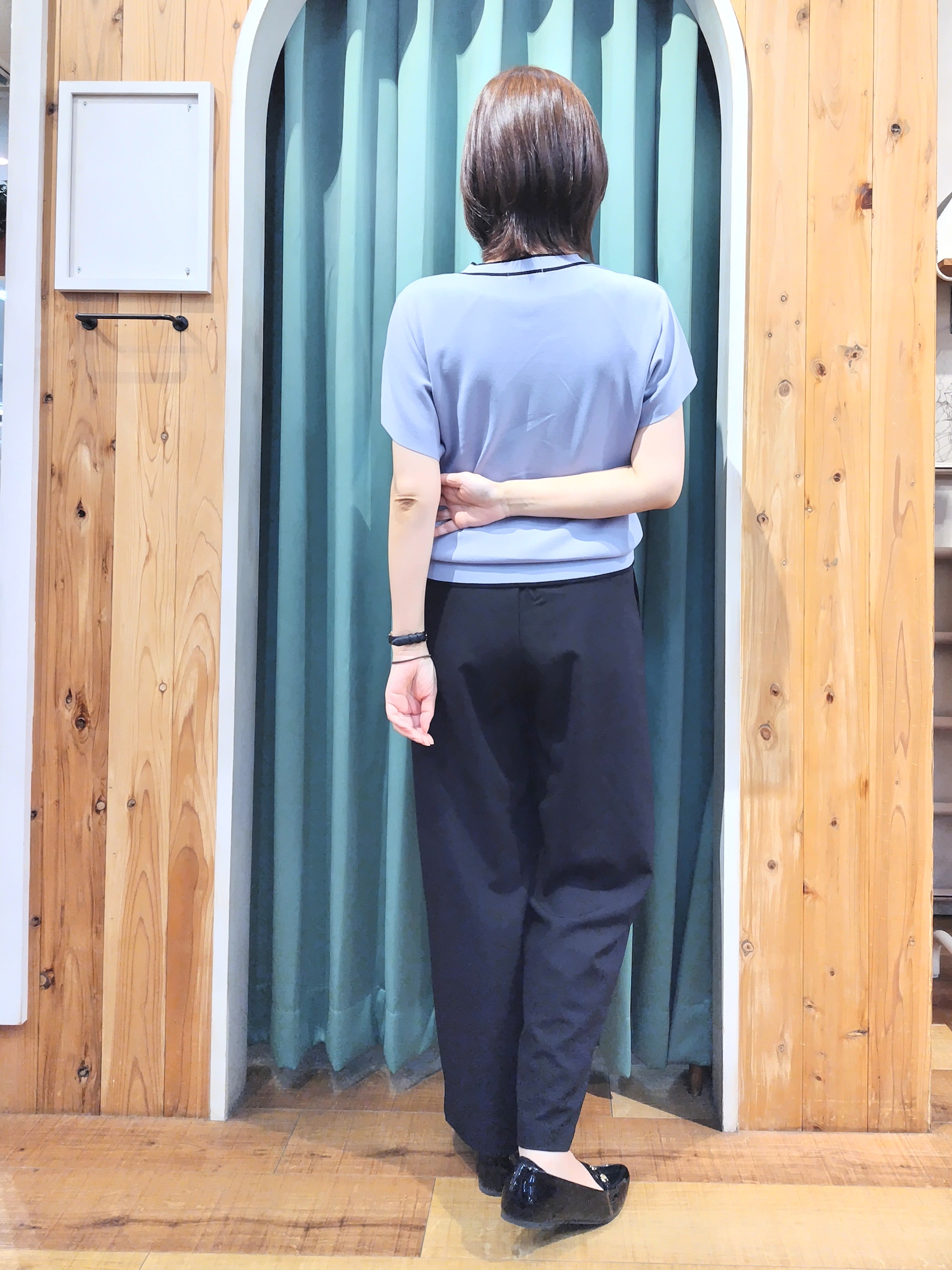 ショーコラさんの「SHOO･LA･RUE｜【高レビュー/毎日洗える/UV】二の腕も隠せる 配色ボウタイニット」を使ったコーディネート