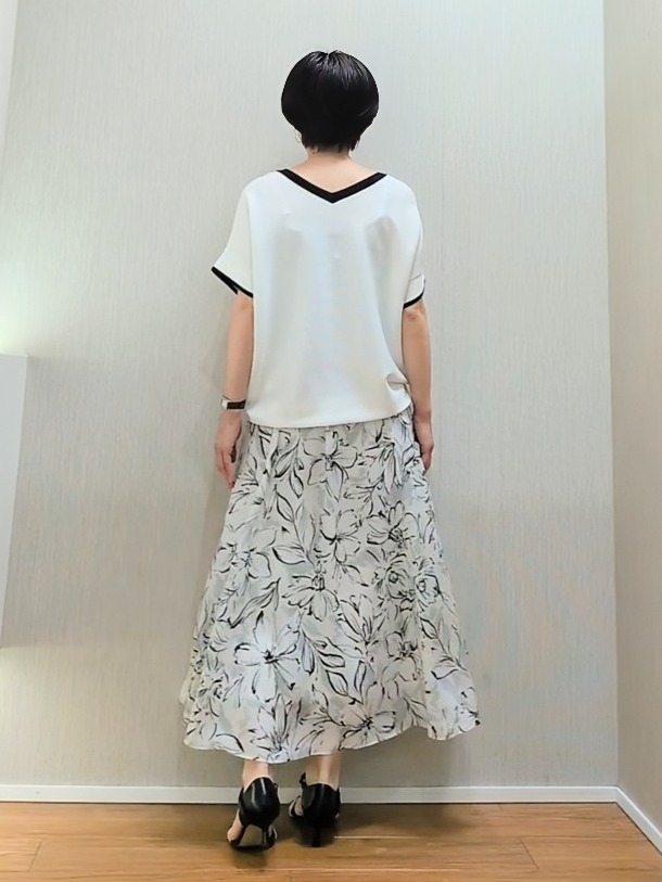 ミズタさんの「UNTITLED｜【11色展開/体型カバー】前後2WAYフレンチスリーブニット」を使ったコーディネート