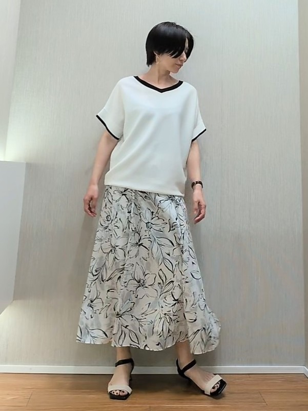 ミズタさんの「UNTITLED｜【11色展開/体型カバー】前後2WAYフレンチスリーブニット」を使ったコーディネート