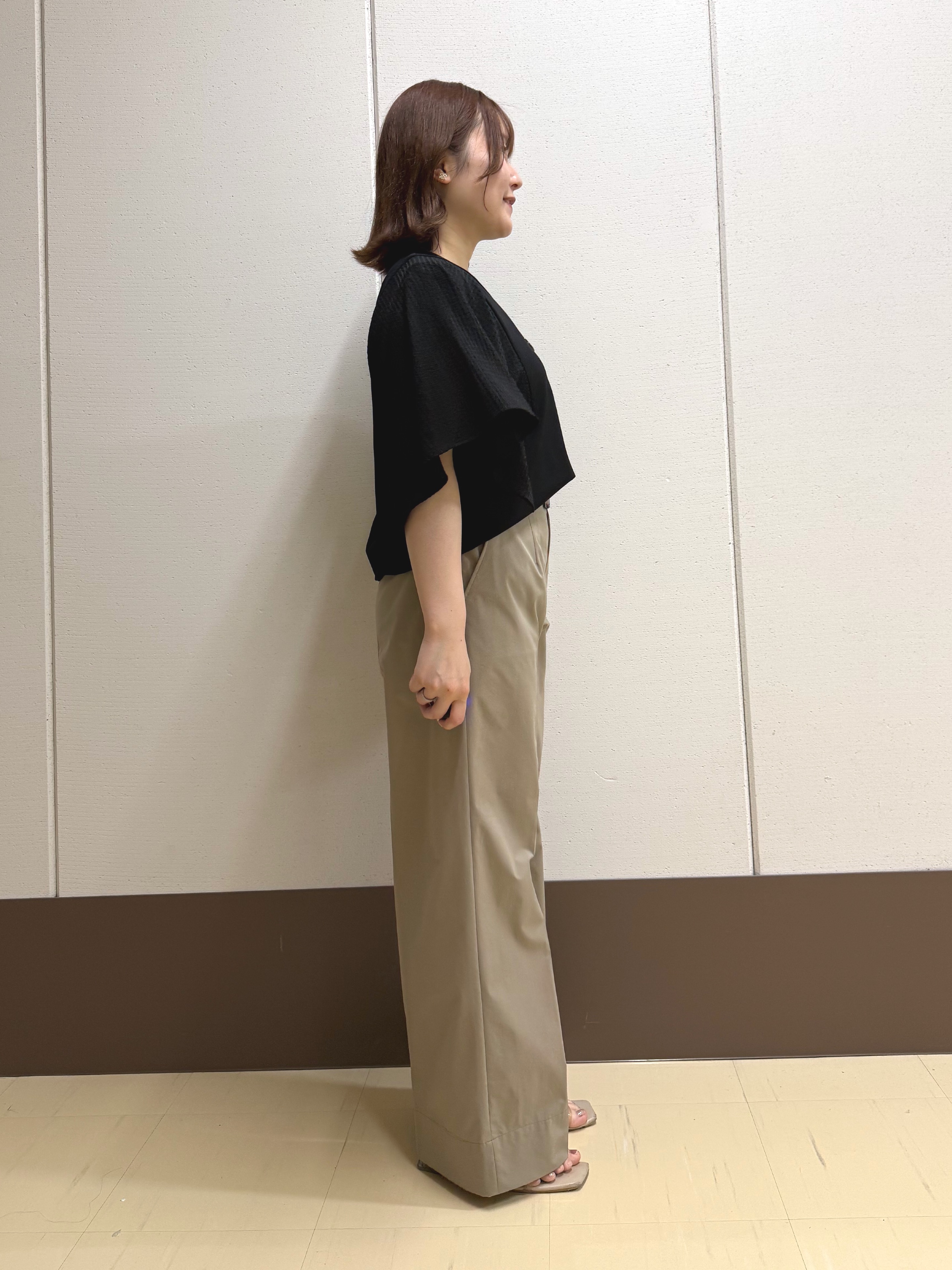 Rikoさんの「INDIVI｜【撥水／UVケア／SETUP可能】軽量ベルト付ワイドストレートパンツ」を使ったコーディネート