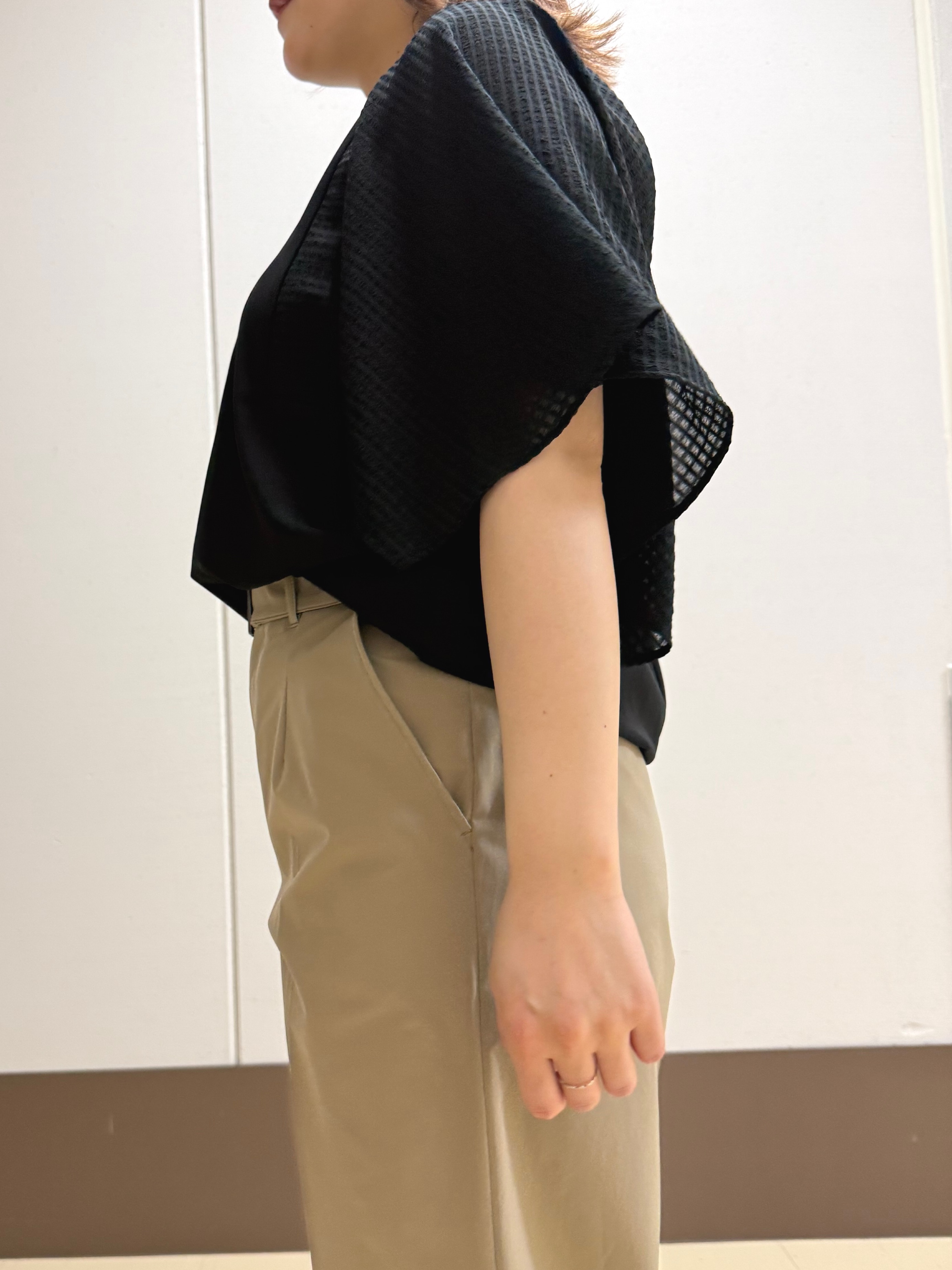 Rikoさんの「INDIVI｜【撥水／UVケア／SETUP可能】軽量ベルト付ワイドストレートパンツ」を使ったコーディネート