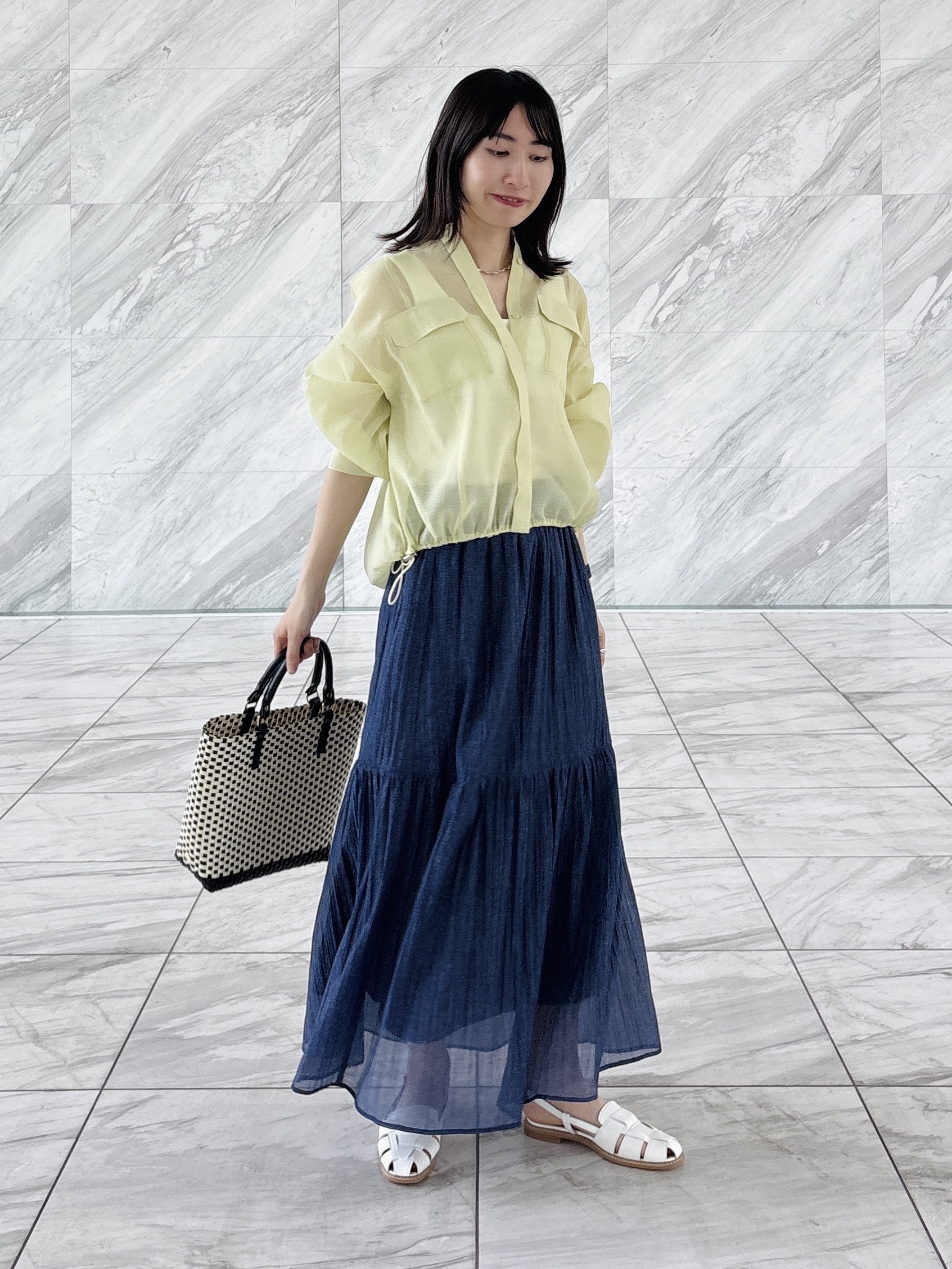 Yoshimiさんの「INDIVI｜【洗える／きれいめ】デニム風シアーティアードスカート」を使ったコーディネート