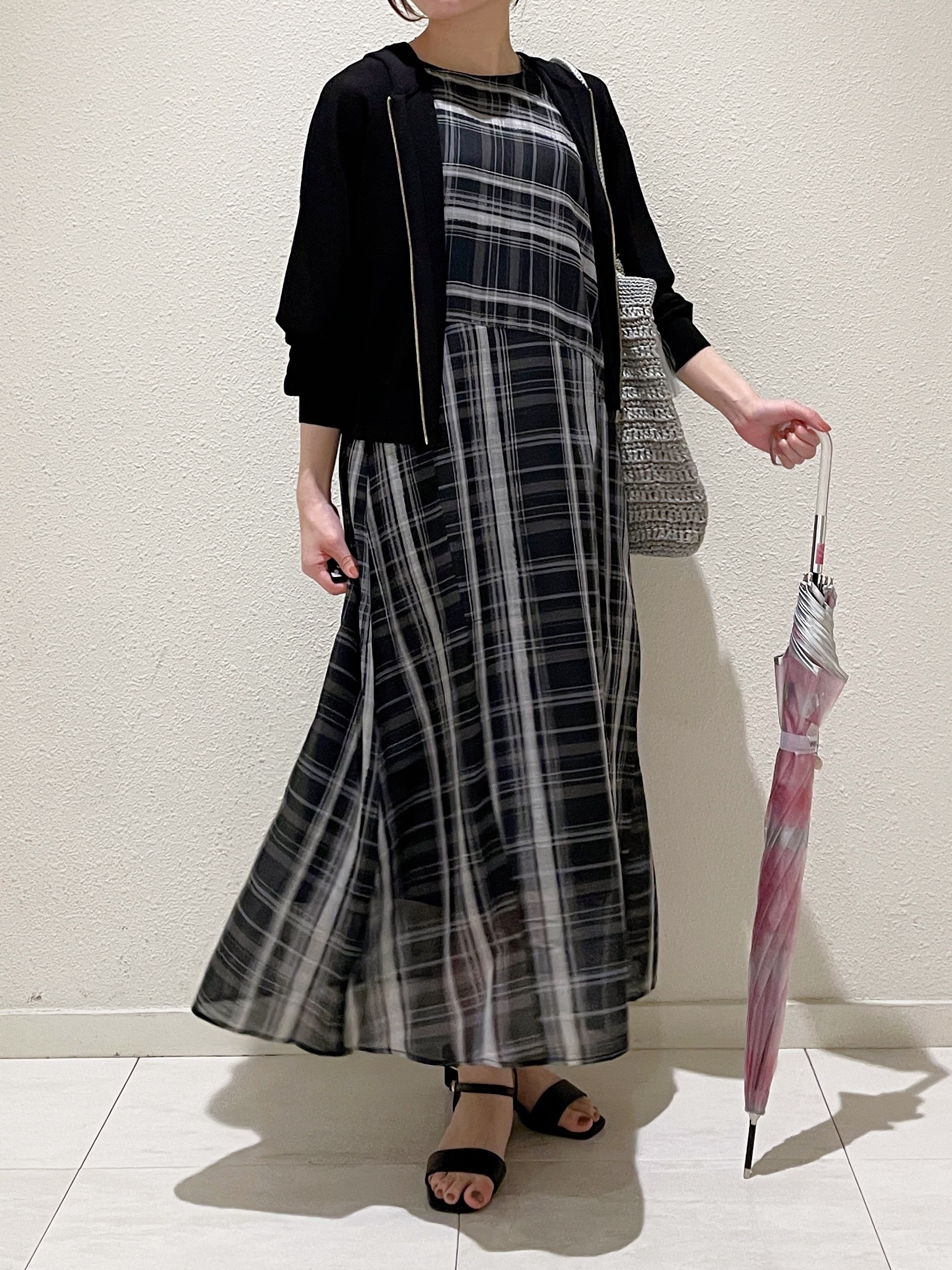 haruさんの「grove｜【洗濯機OK・UVカット】大人の抜け感、シアーニットフードパーカ」を使ったコーディネート