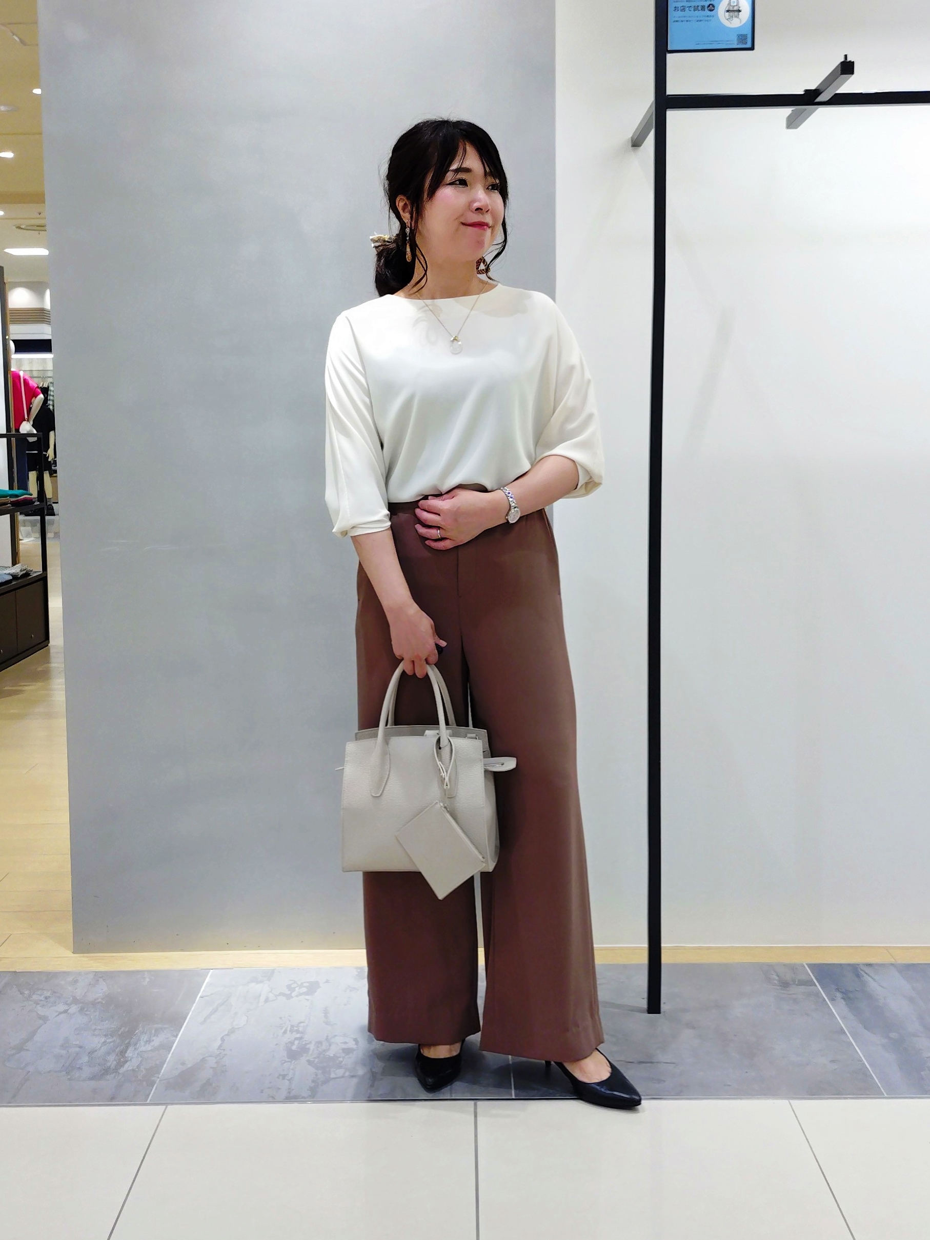 TOMOMIさんの「INDIVI｜【接触冷感／透湿／着る日傘】イージーワイドパンツ」を使ったコーディネート
