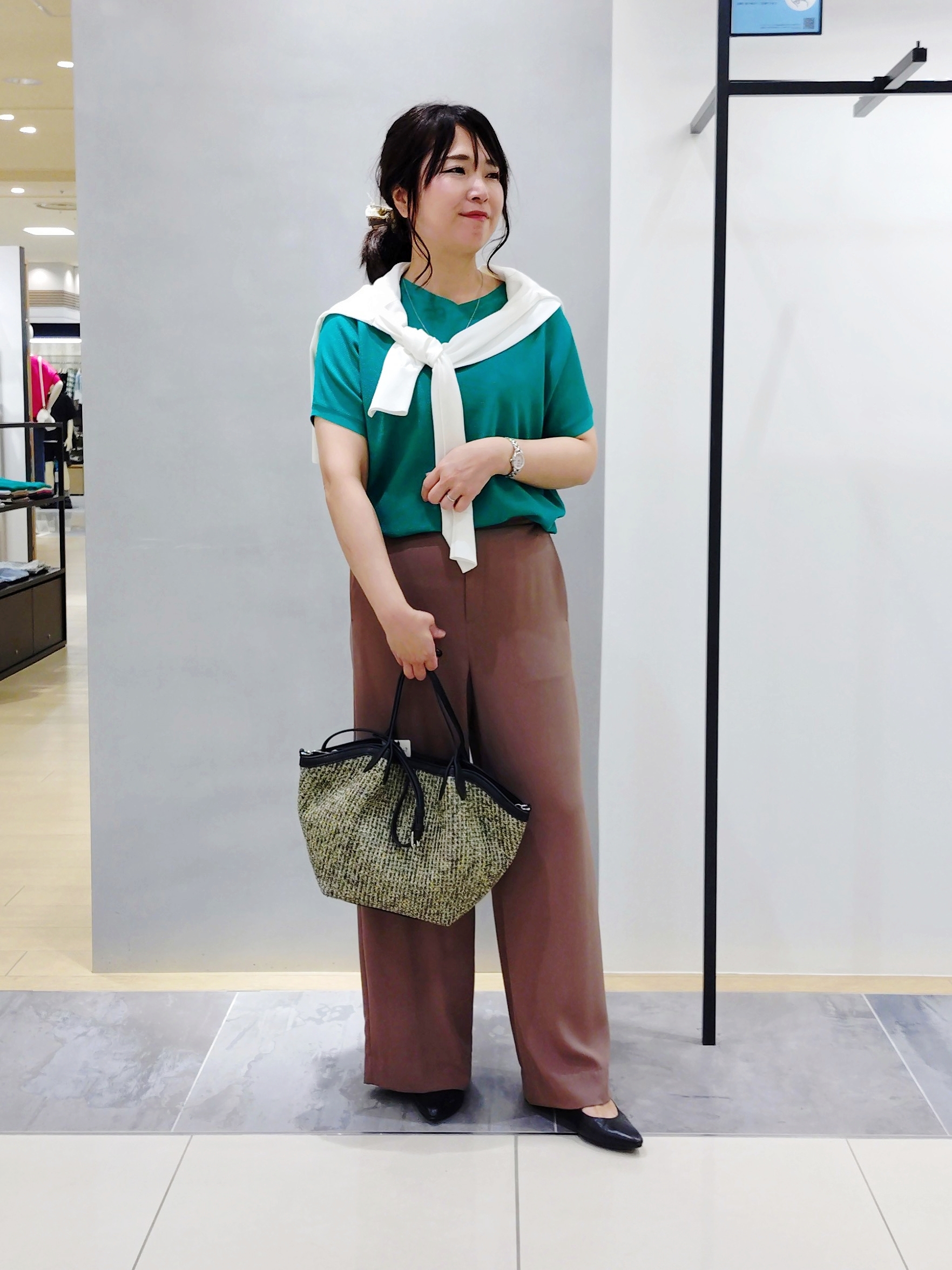 TOMOMIさんの「INDIVI｜【接触冷感／透湿／着る日傘】イージーワイドパンツ」を使ったコーディネート