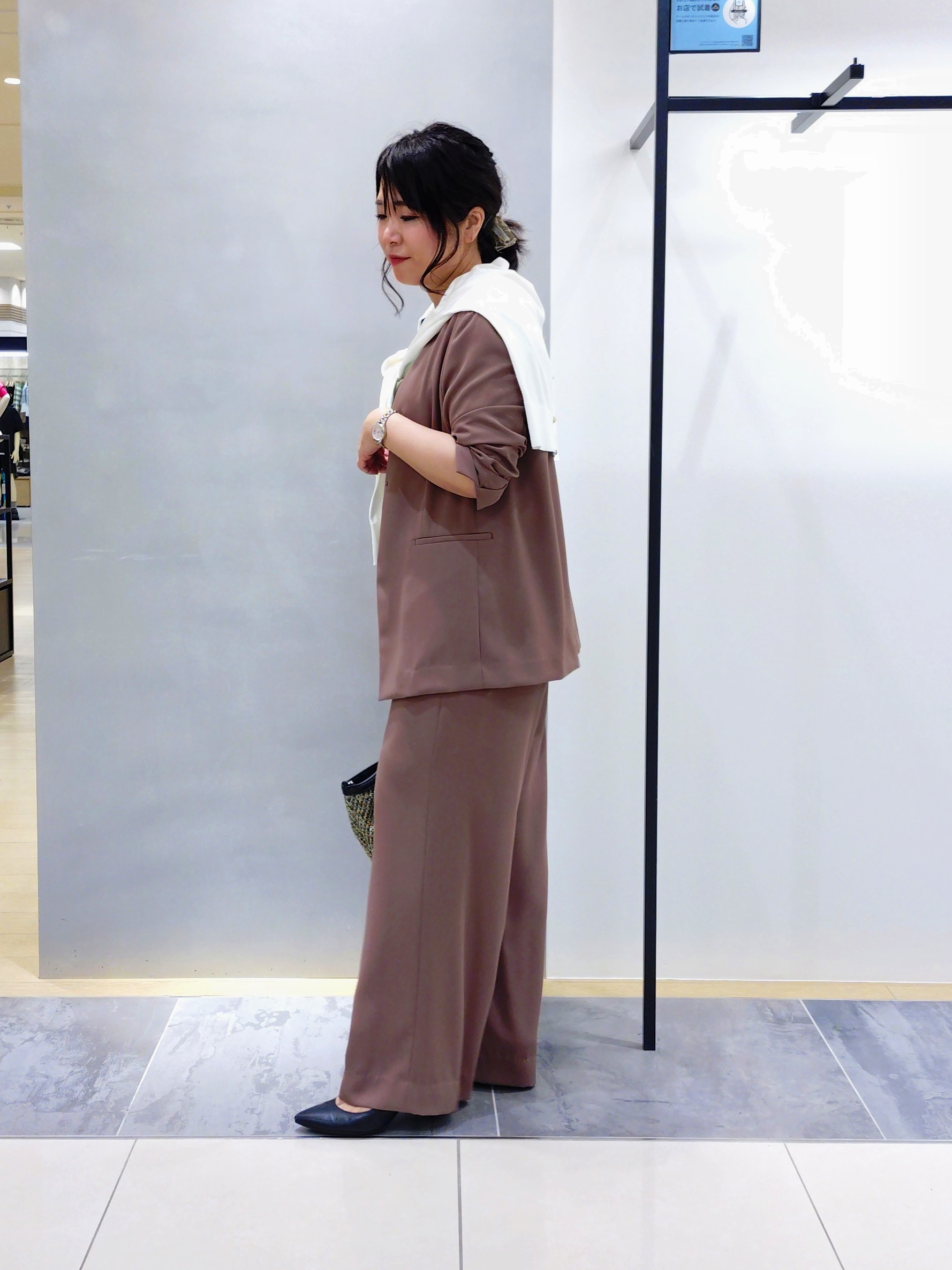 TOMOMIさんの「INDIVI｜【接触冷感／透湿／着る日傘】イージーワイドパンツ」を使ったコーディネート
