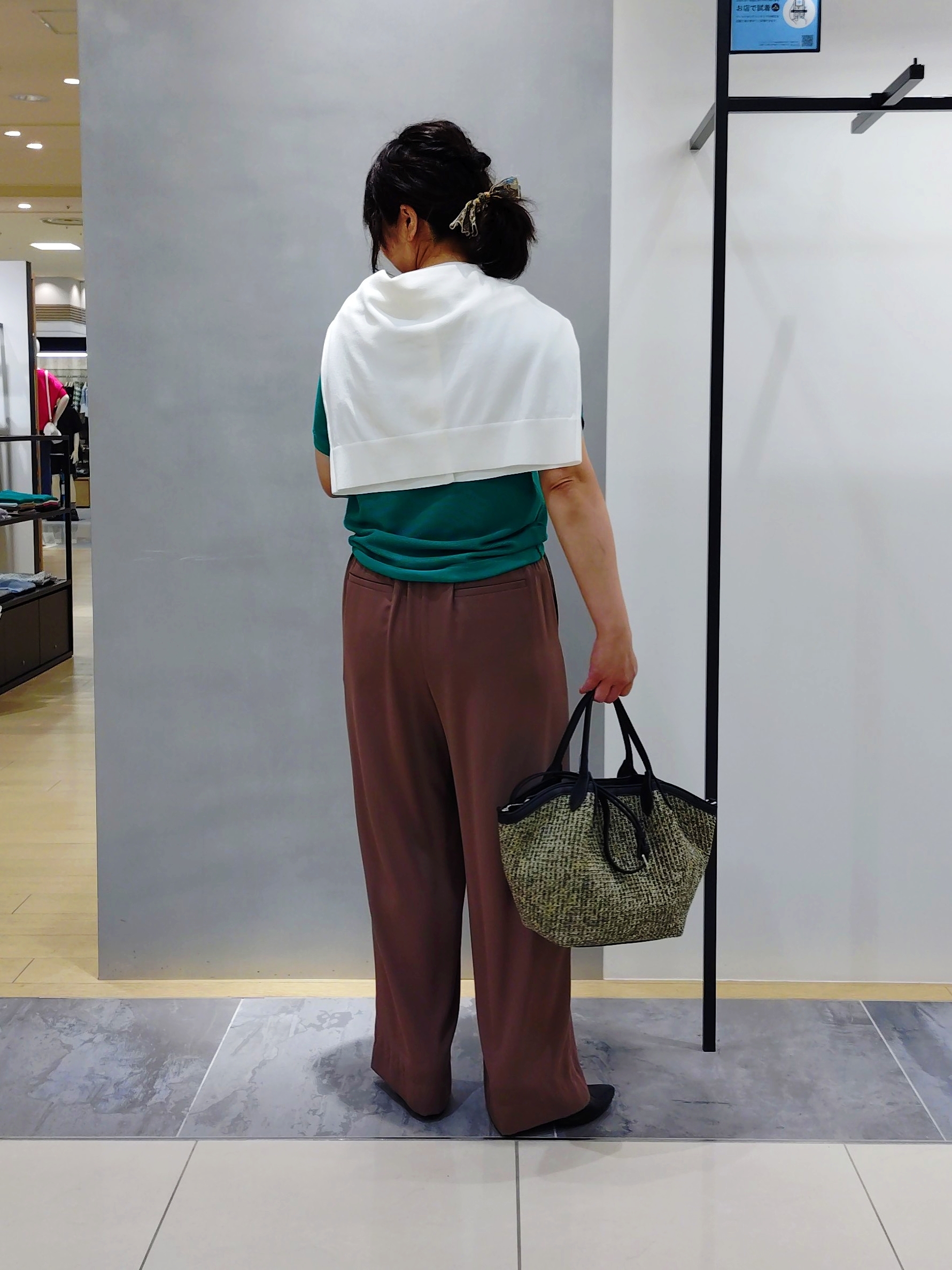 TOMOMIさんの「INDIVI｜【接触冷感／透湿／着る日傘】イージーワイドパンツ」を使ったコーディネート