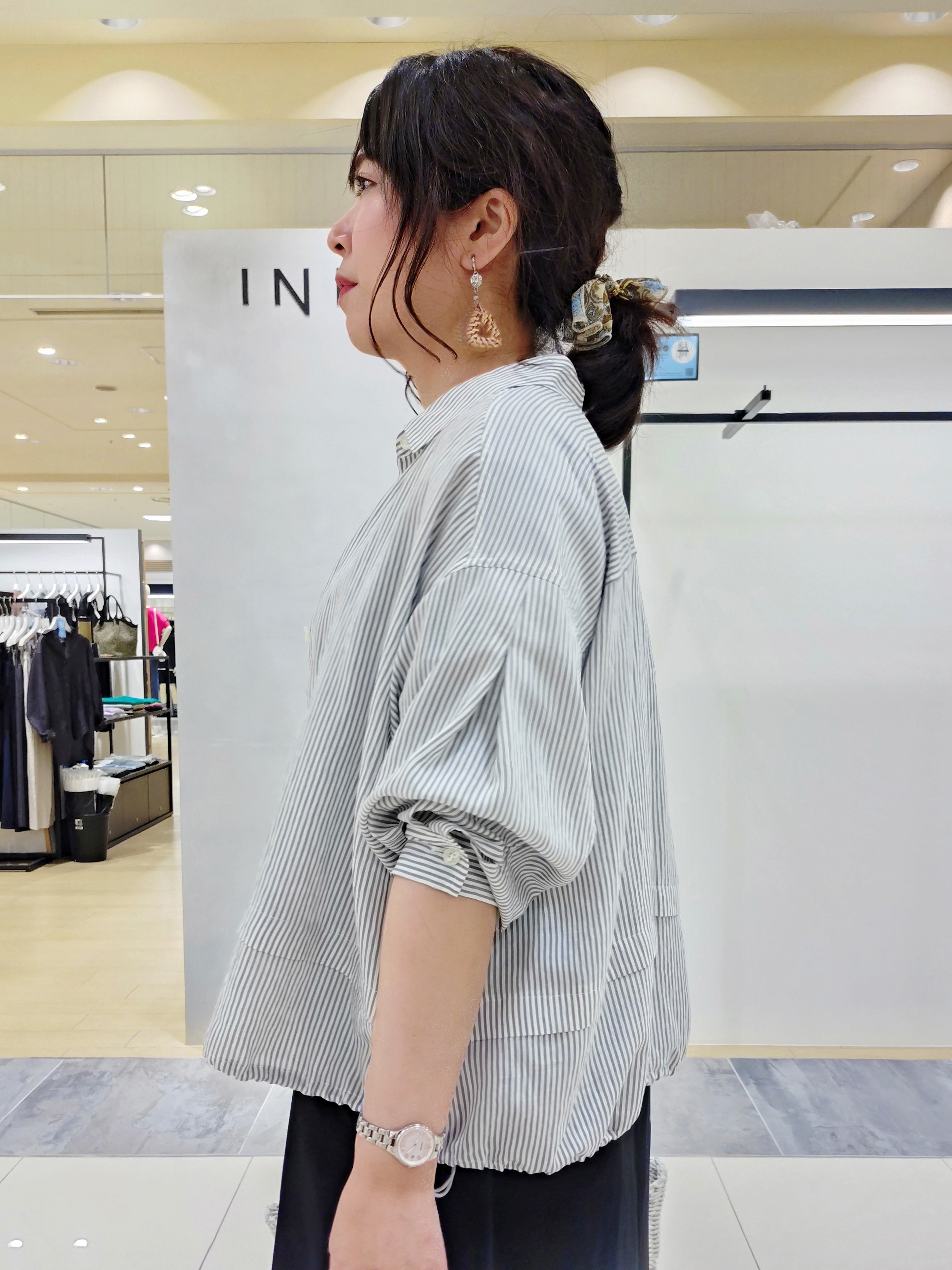 TOMOMIさんの「INDIVI｜【接触冷感／洗える／2WAY】ドロスト付 シアーシャンブレーシャツ」を使ったコーディネート