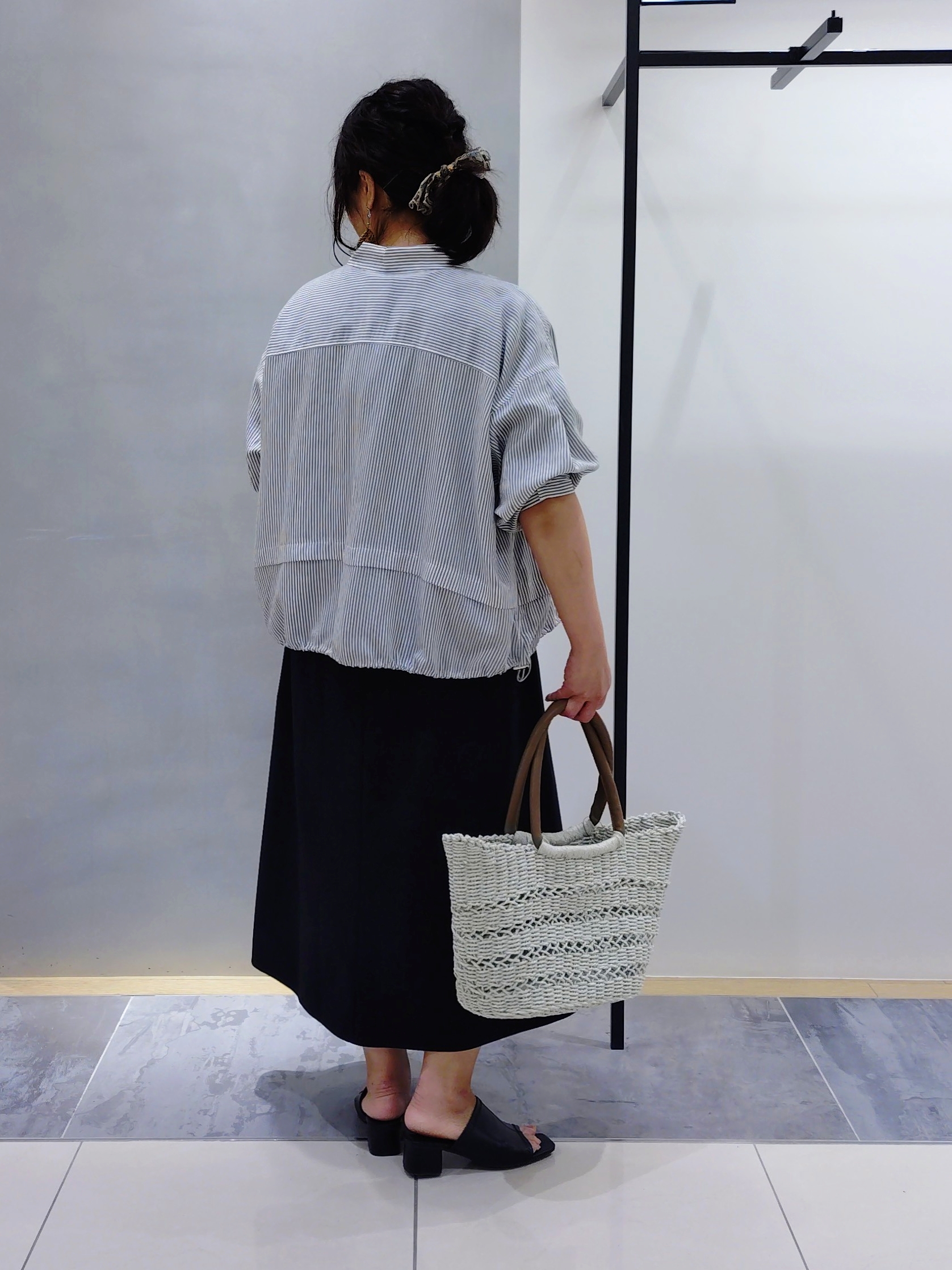 TOMOMIさんの「INDIVI｜【接触冷感／洗える／2WAY】ドロスト付 シアーシャンブレーシャツ」を使ったコーディネート