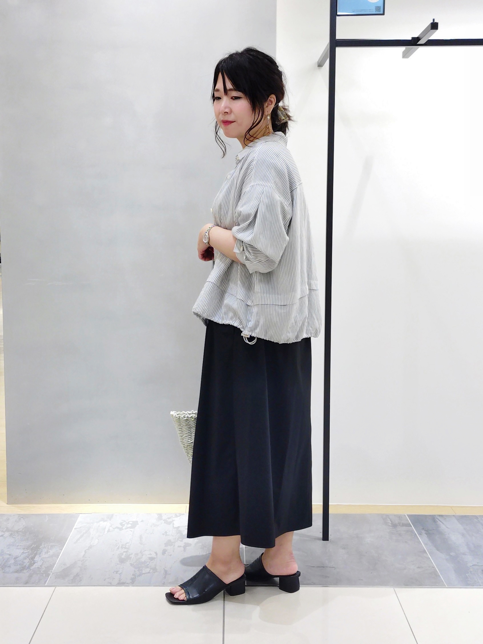 TOMOMIさんの「INDIVI｜【接触冷感／洗える／2WAY】ドロスト付 シアーシャンブレーシャツ」を使ったコーディネート