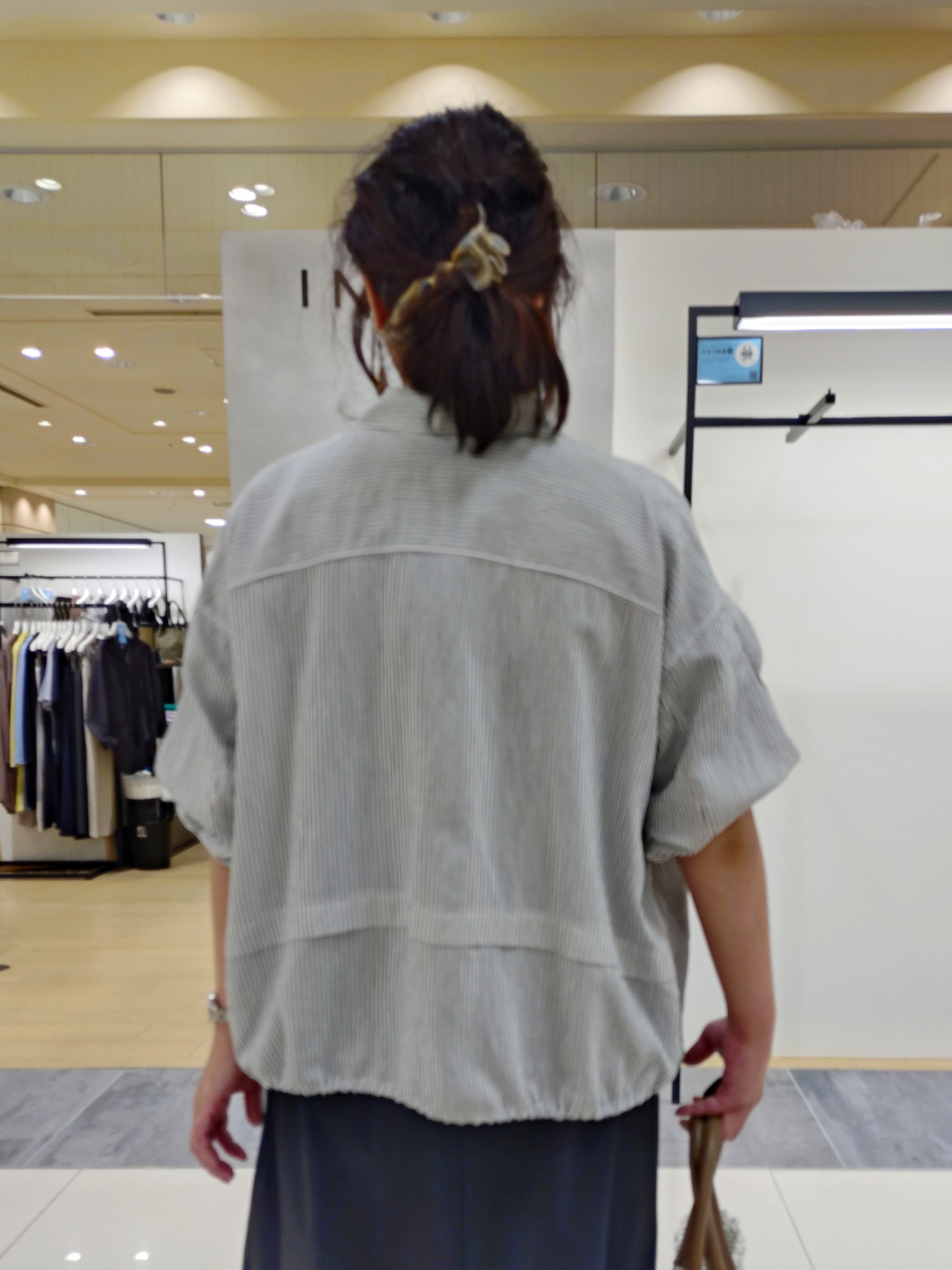 TOMOMIさんの「INDIVI｜【接触冷感／洗える／2WAY】ドロスト付 シアーシャンブレーシャツ」を使ったコーディネート