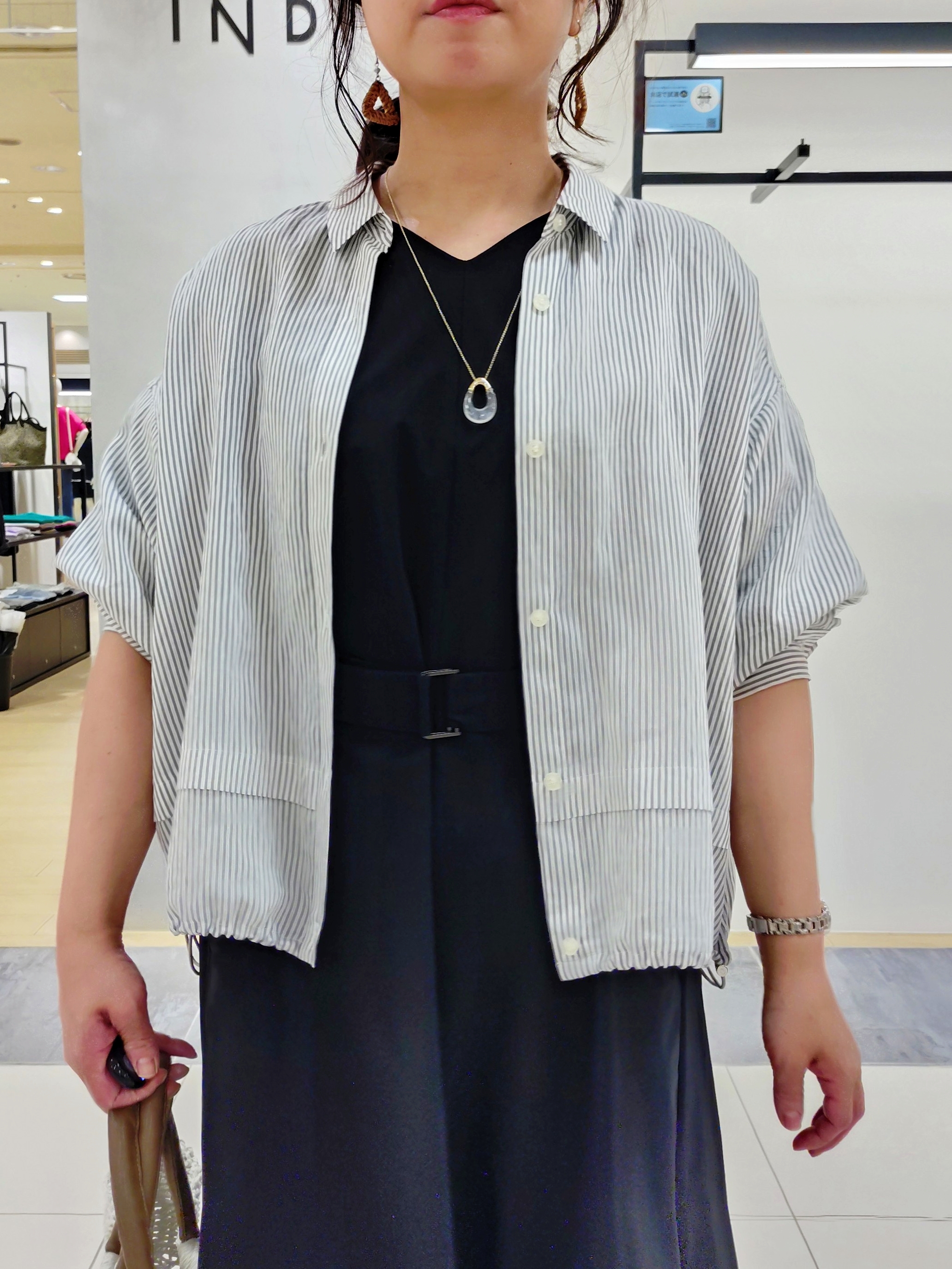 TOMOMIさんの「INDIVI｜【接触冷感／洗える／2WAY】ドロスト付 シアーシャンブレーシャツ」を使ったコーディネート