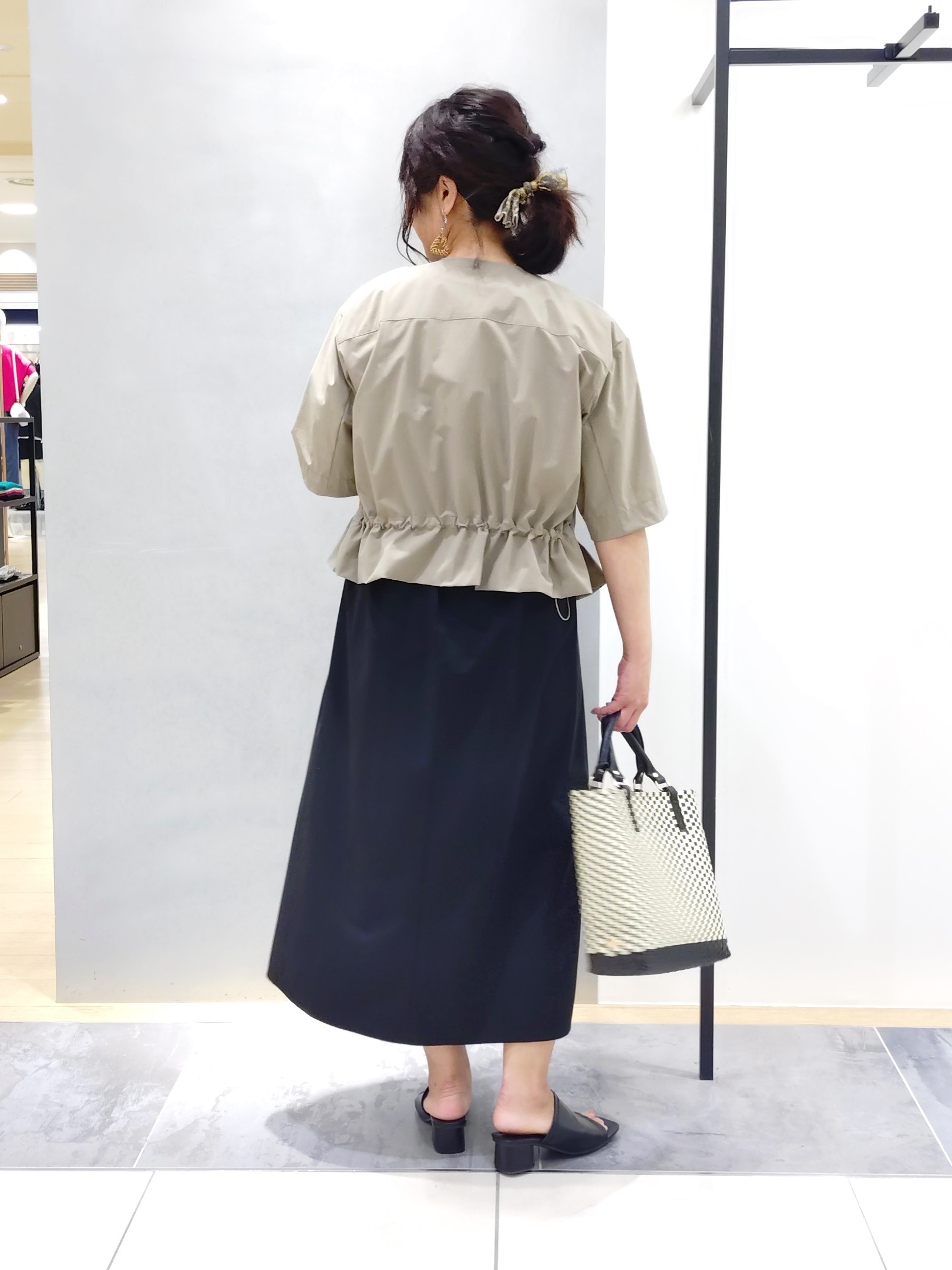 TOMOMIさんの「INDIVI｜【撥水／UVケア／SETUP可能】軽量ベルト付きAラインワンピース」を使ったコーディネート