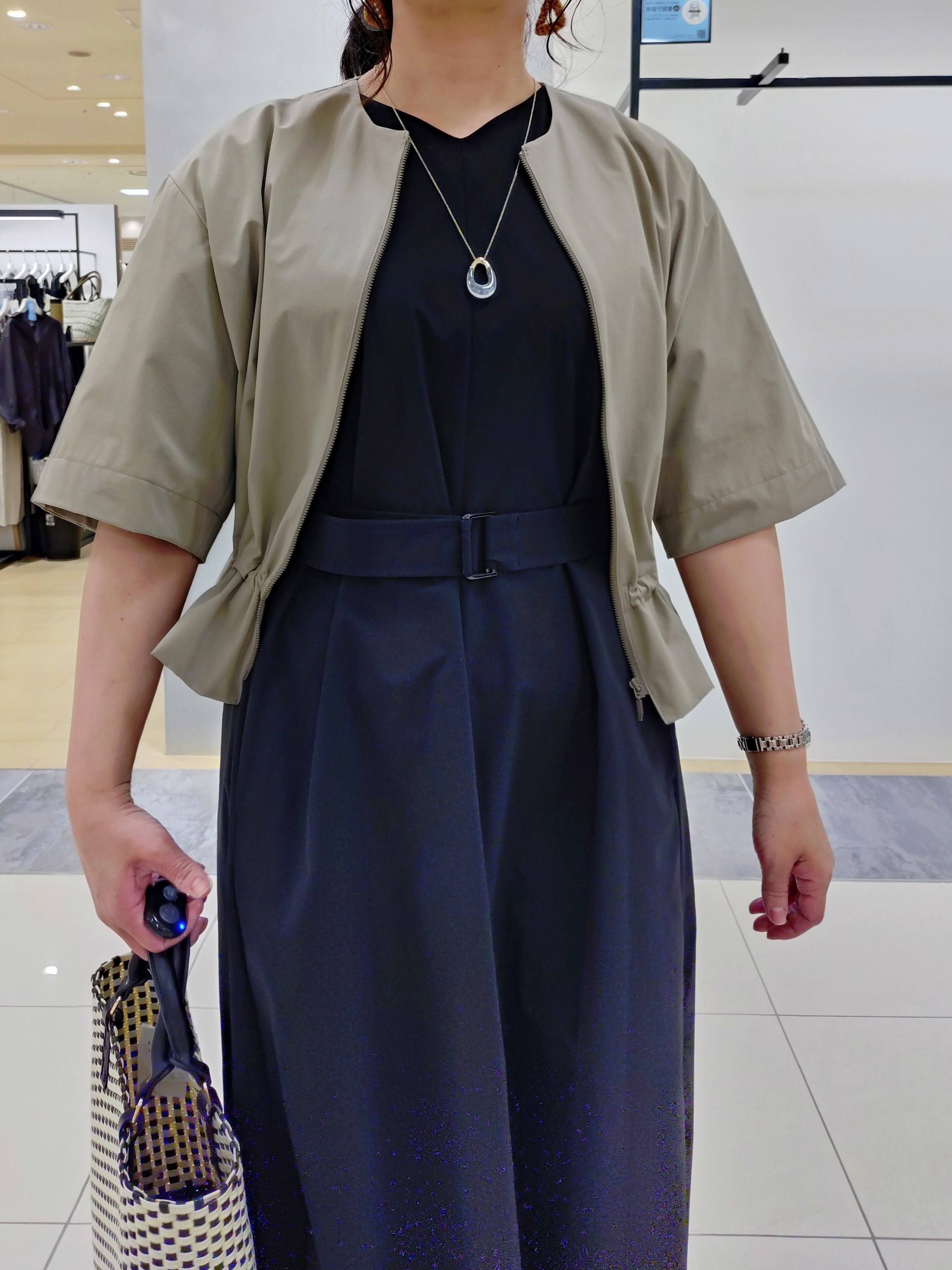 TOMOMIさんの「INDIVI｜【撥水／UVケア／SETUP可能】軽量ベルト付きAラインワンピース」を使ったコーディネート