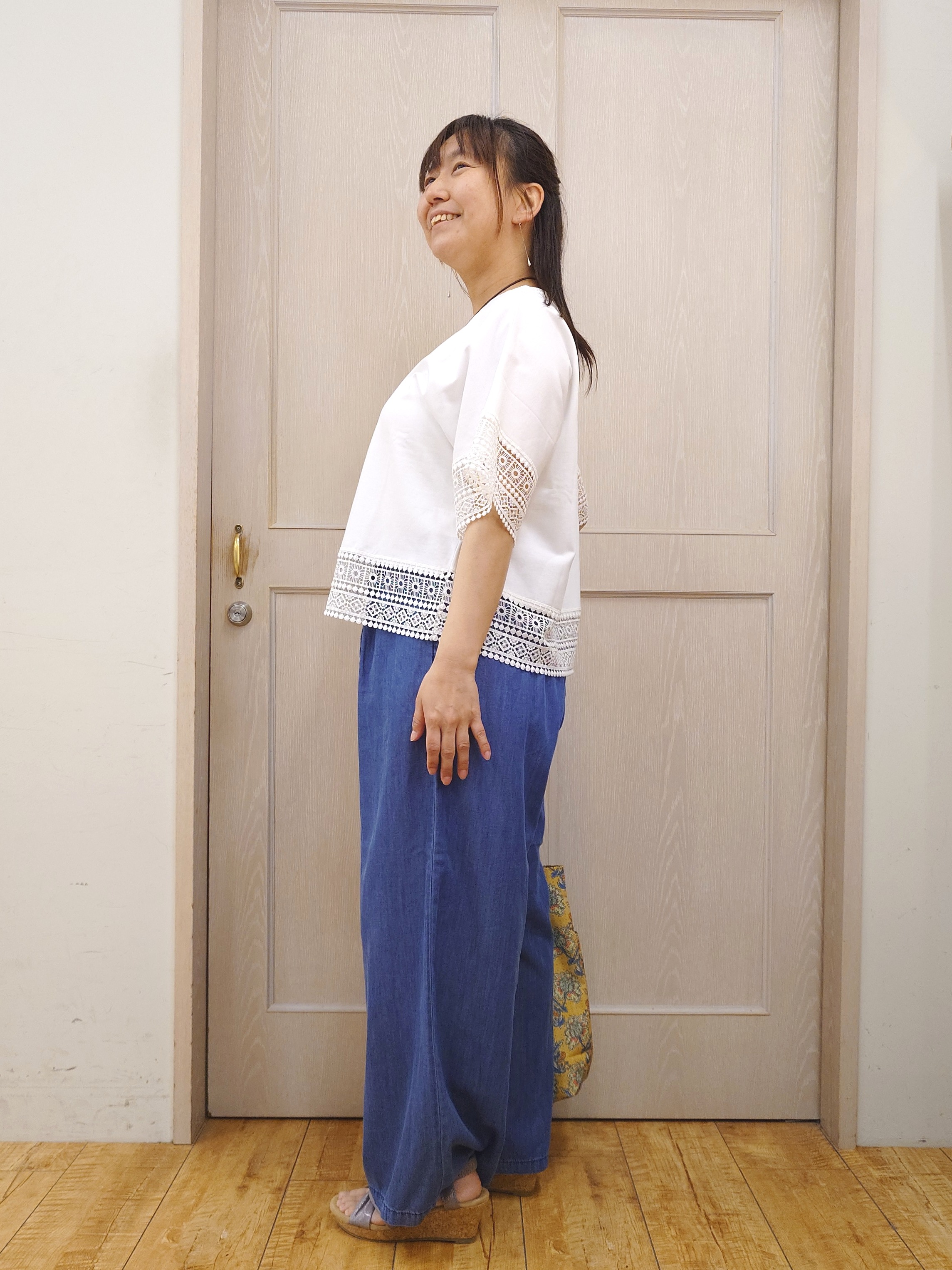 とろろさんの「SHOO･LA･RUE｜【洗濯機可/体型カバー/S-LL】レース使いがポイント デザインTシャツ」を使ったコーディネート