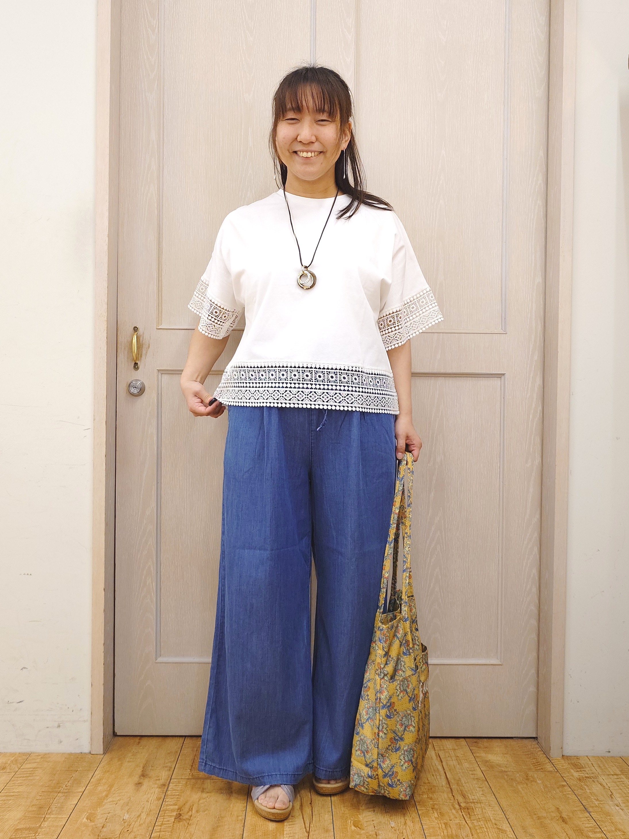 とろろさんの「SHOO･LA･RUE｜【洗濯機可/体型カバー/S-LL】レース使いがポイント デザインTシャツ」を使ったコーディネート