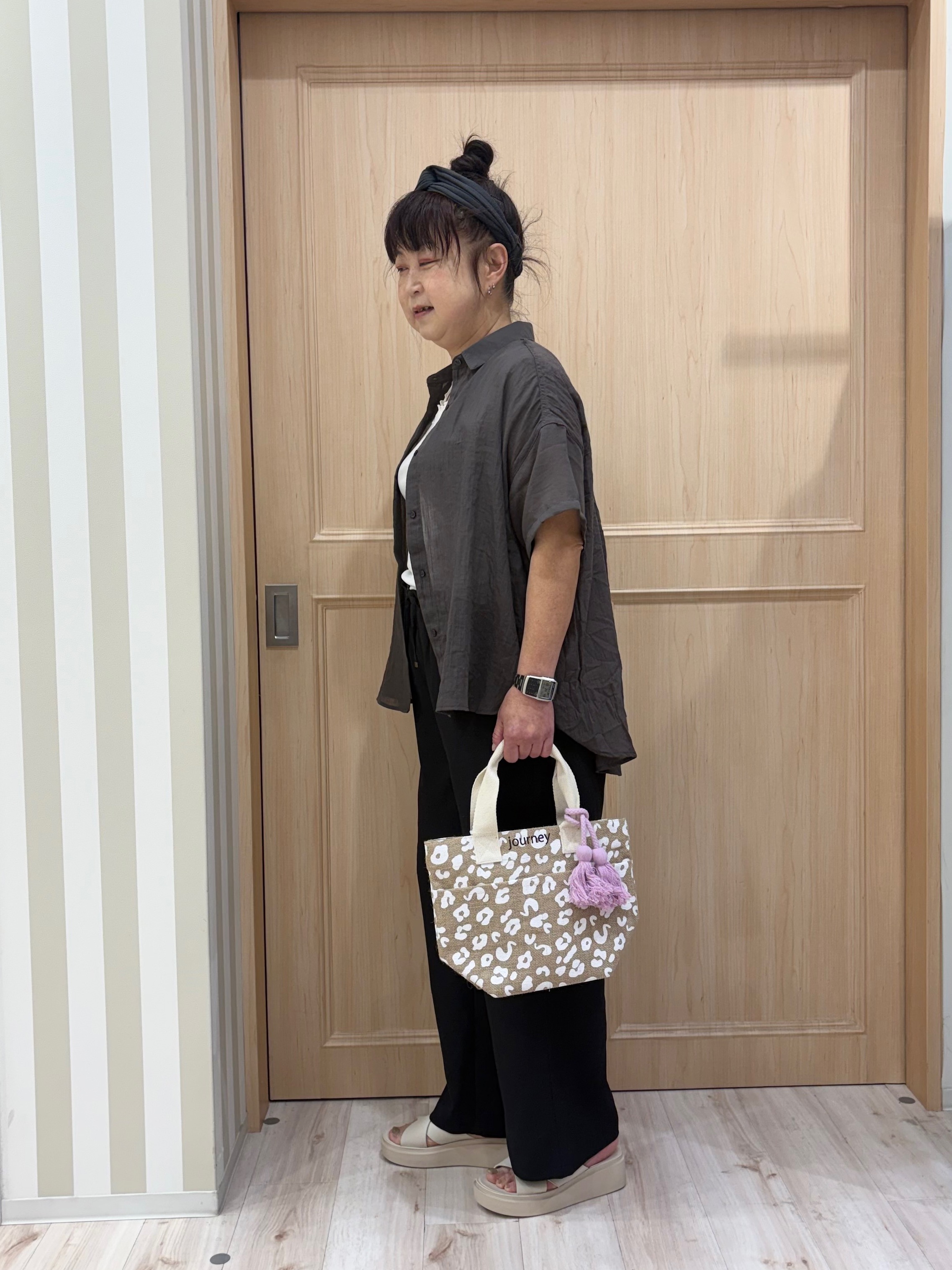 モランさんの「SHOO･LA･RUE｜ヒップがすっぽり隠れる やわらか5分袖シアーシャツ」を使ったコーディネート
