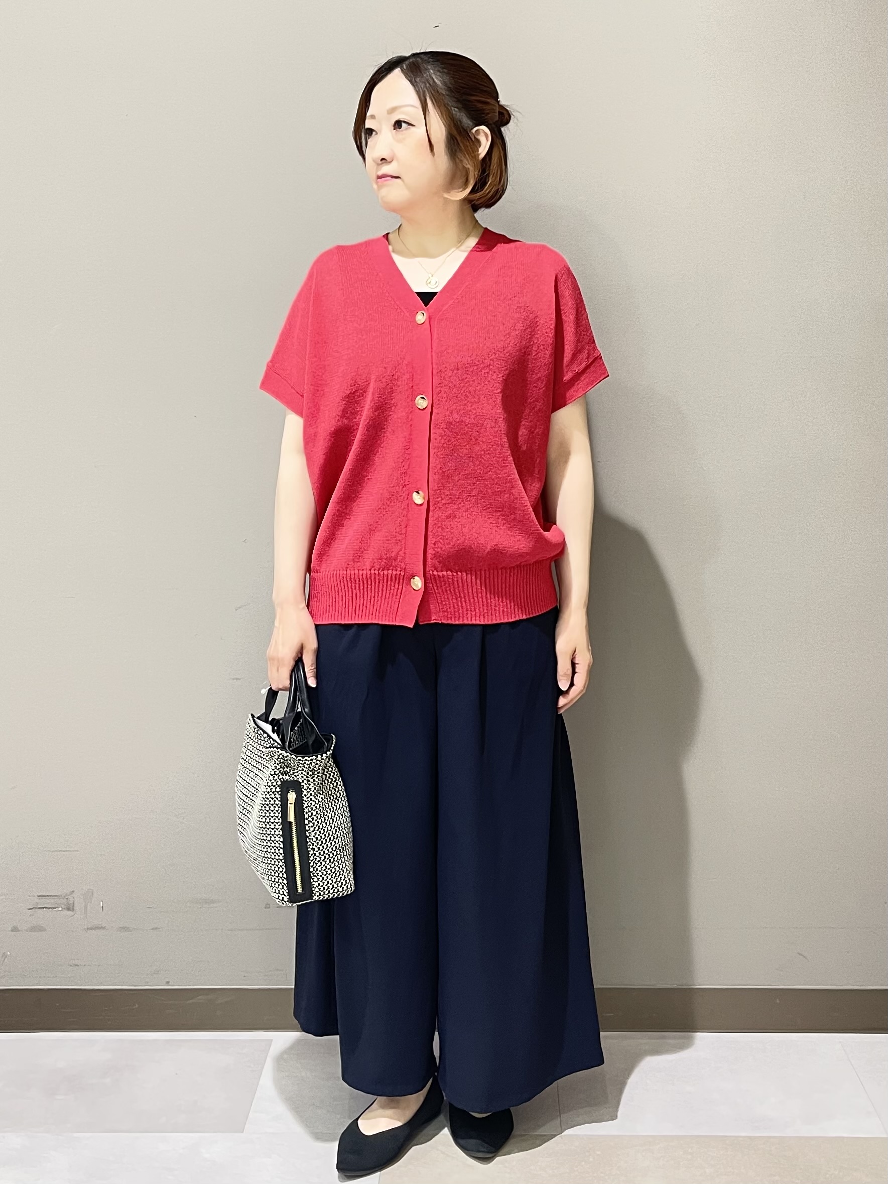 Tomoさんの「UNTITLED｜【洗える/清涼感】ドライタッチスリーブレスカーディガン」を使ったコーディネート