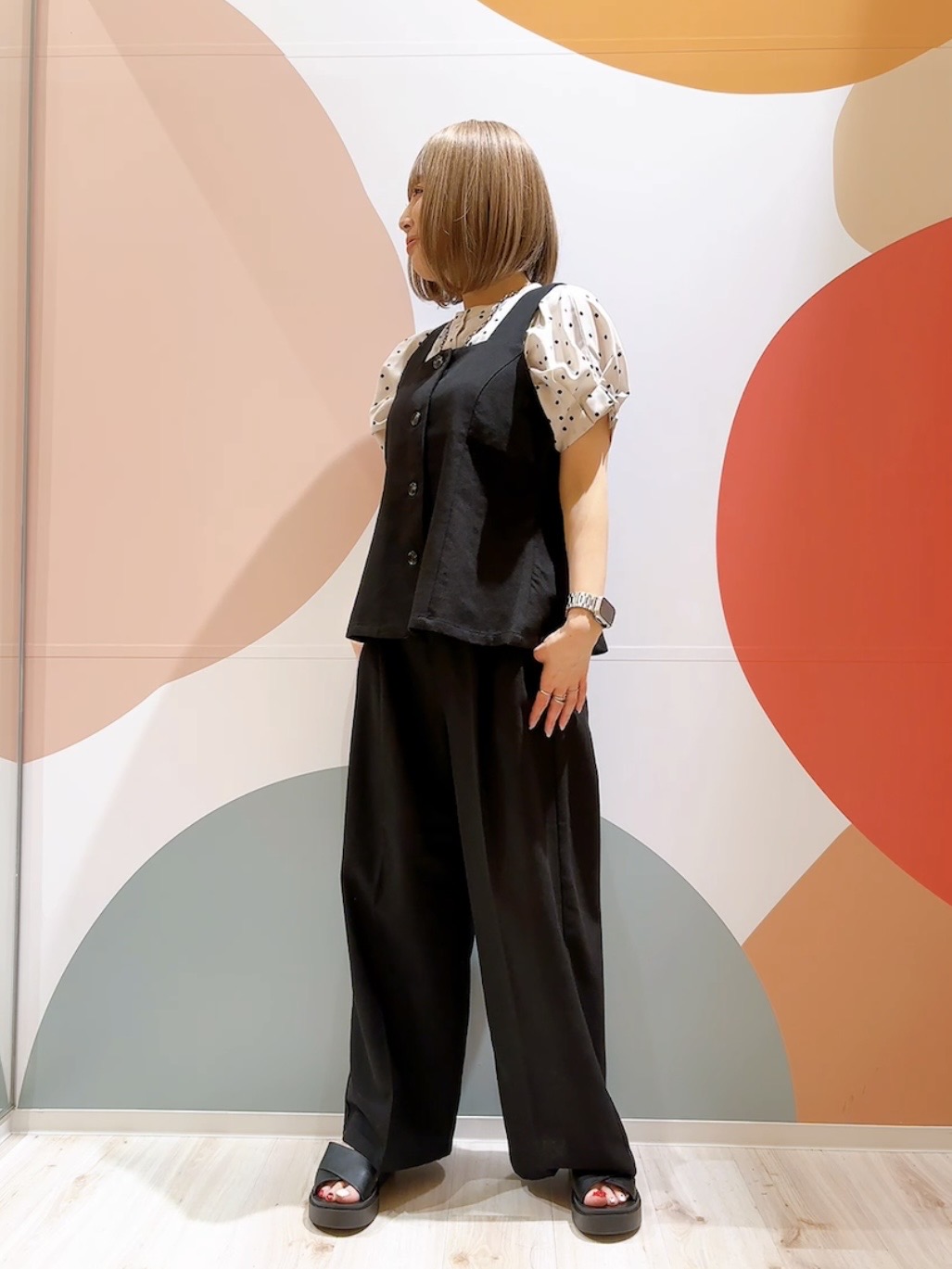 長男さんの「SHOO･LA･RUE｜【洗濯機可／洗濯後しわになりにくい】大人の甘さをプラスする ドット柄袖タックブラウス」を使ったコーディネート