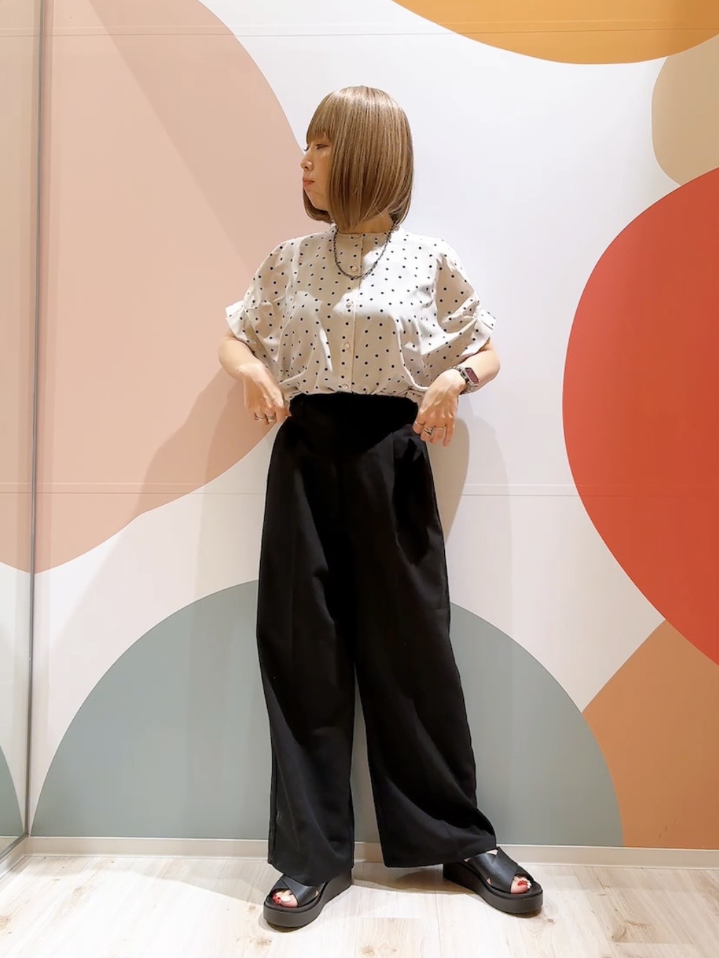 長男さんの「SHOO･LA･RUE｜【洗濯機可／洗濯後しわになりにくい】大人の甘さをプラスする ドット柄袖タックブラウス」を使ったコーディネート