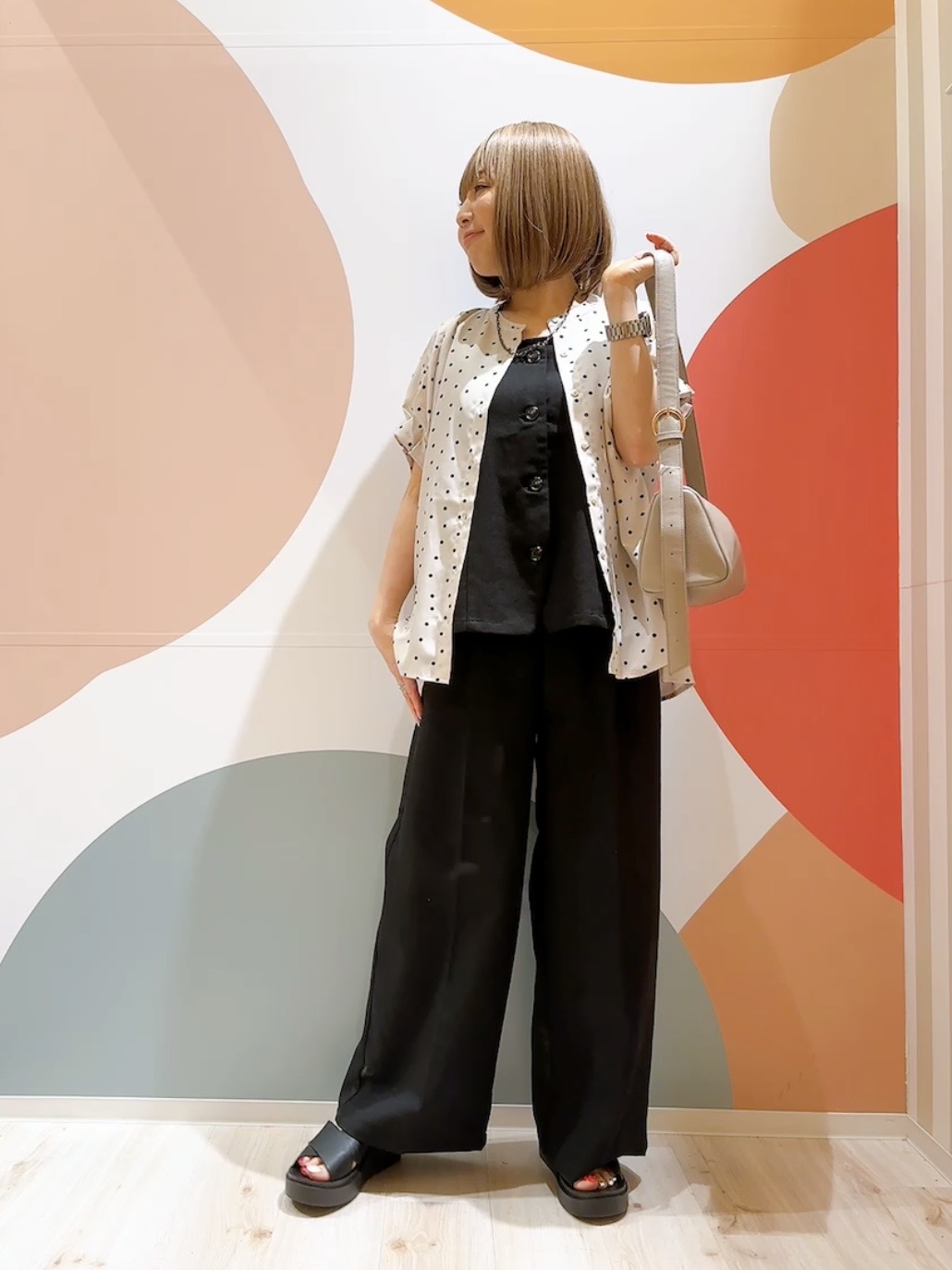 長男さんの「SHOO･LA･RUE｜【洗濯機可／洗濯後しわになりにくい】大人の甘さをプラスする ドット柄袖タックブラウス」を使ったコーディネート