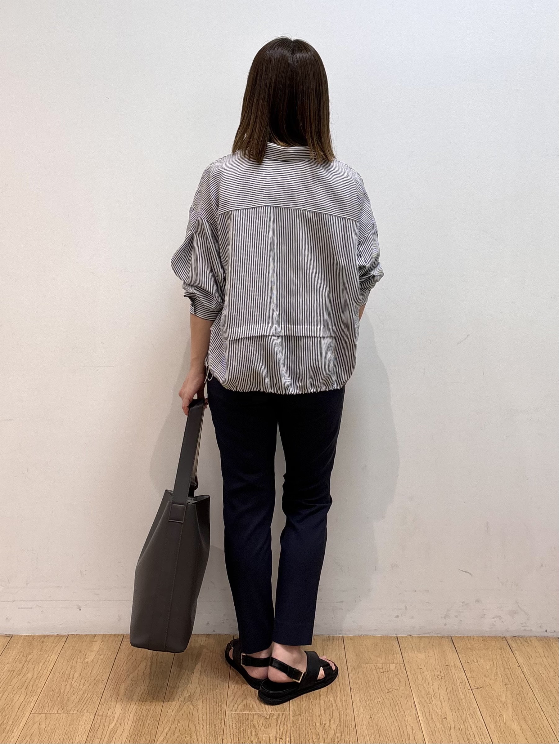 mikkoさんの「INDIVI｜【接触冷感／洗える／2WAY】ドロスト付 シアーシャンブレーシャツ」を使ったコーディネート
