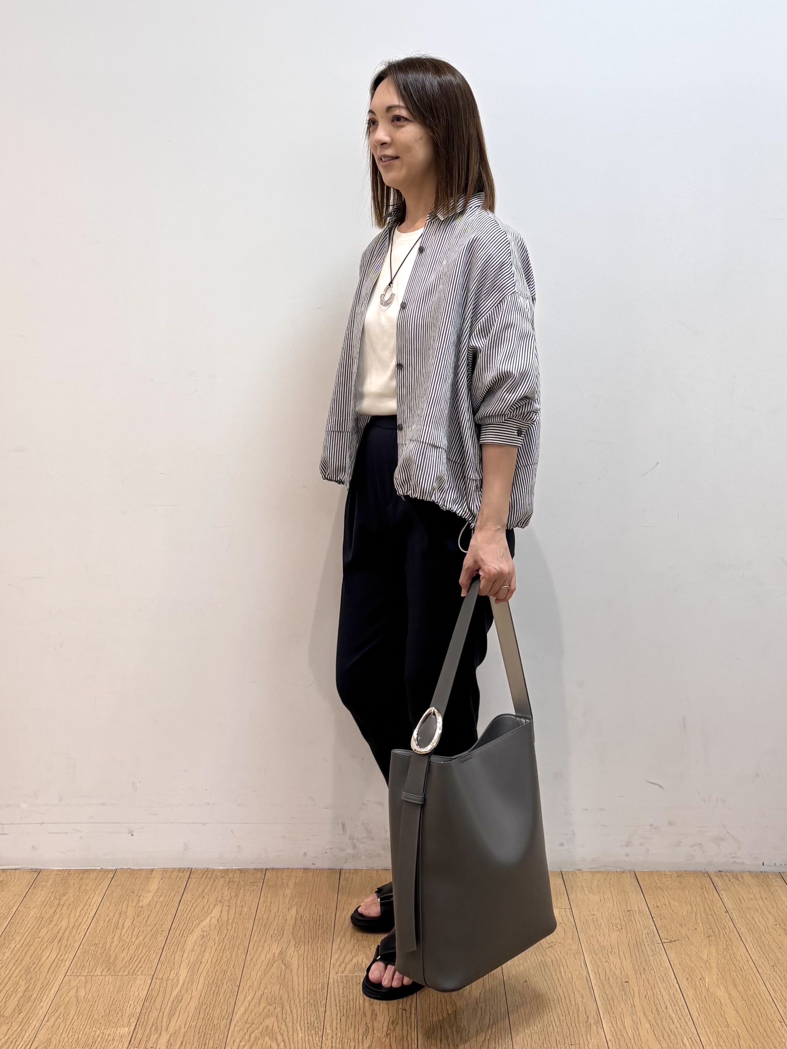 mikkoさんの「INDIVI｜【接触冷感／洗える／2WAY】ドロスト付 シアーシャンブレーシャツ」を使ったコーディネート