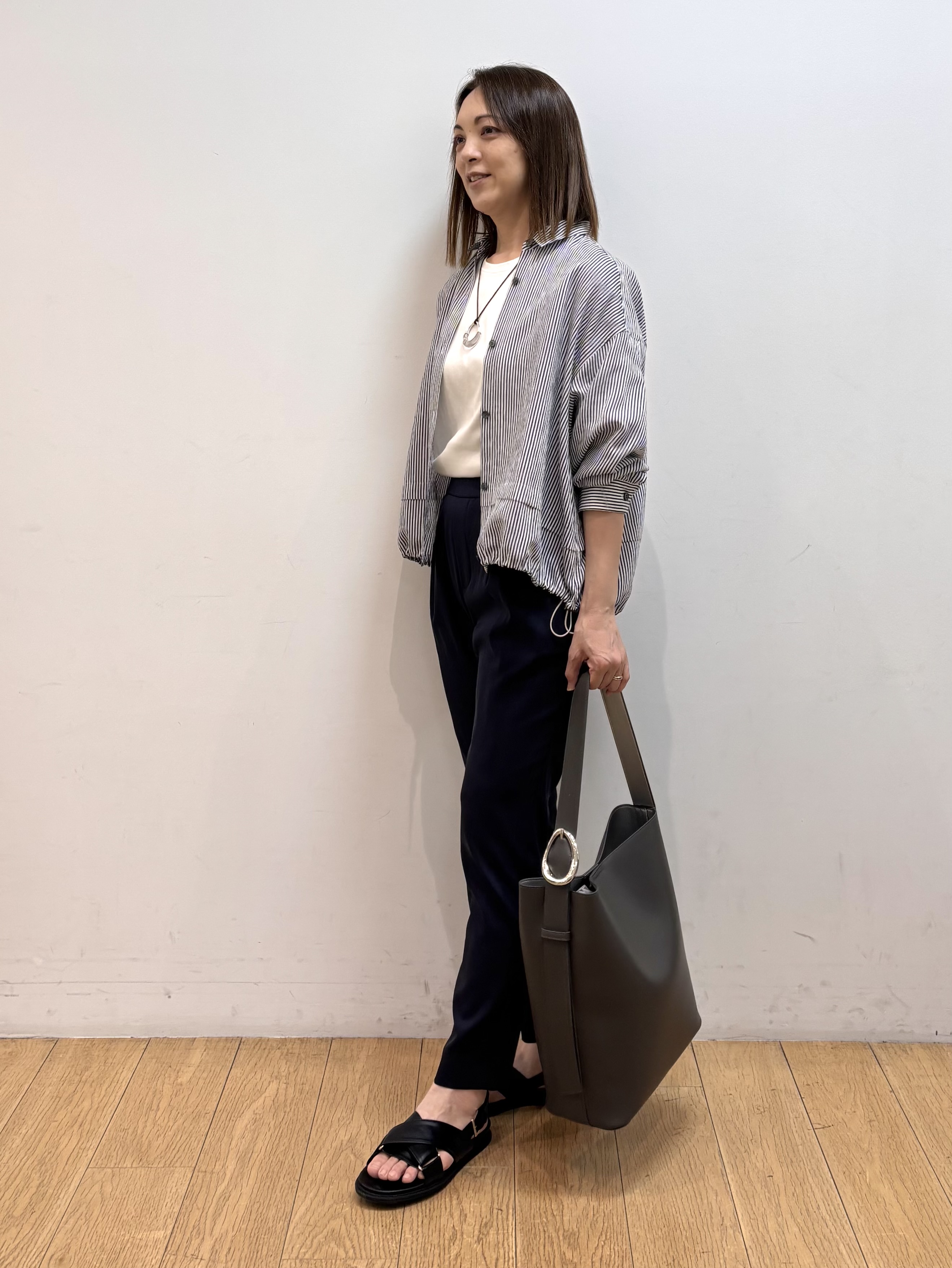 mikkoさんの「INDIVI｜【接触冷感／洗える／2WAY】ドロスト付 シアーシャンブレーシャツ」を使ったコーディネート